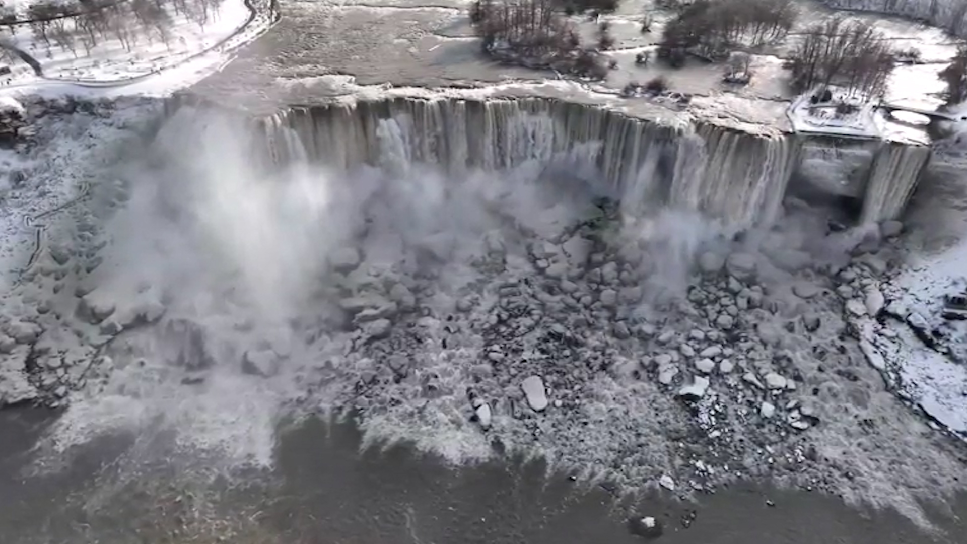 Las cataratas del Niágara quedaron parcialmente congeladas por la ola de frío que atraviesa Canadá y Estados Unidos (Reuters)