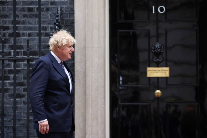El primer ministro británico, Boris Johnson, espera al presidente de Gabón, Ali Bongo Ondimba, afuera del número 10 de Downing Street en Londres, Reino Unido. 20 de mayo, 2021. REUTERS/Henry Nicholls