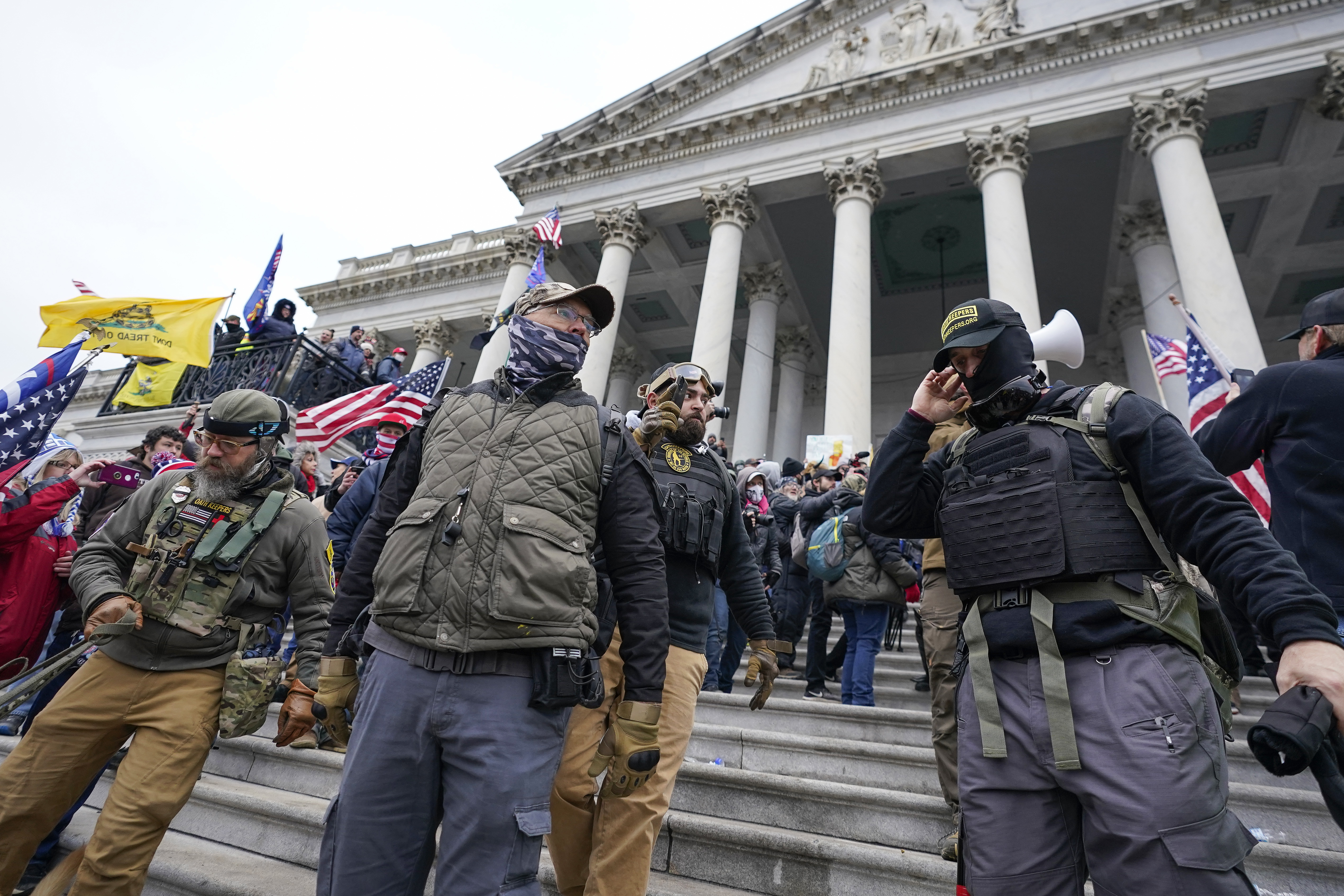 ARCHIVO- Integrantes del grupo extremista Oath Keepers se mantienen frente al Capitolio de Estados Unidos, el 6 de enero de 2021, en Washington. (AP Foto/Manuel Balce Ceneta, archivo)
