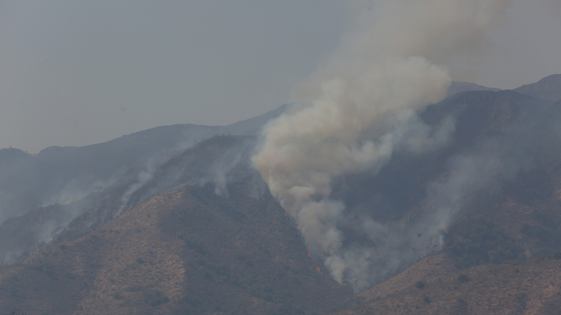 Imparable, el fuego avanza sobre Casa Bamba en La Calera (Córdoba).