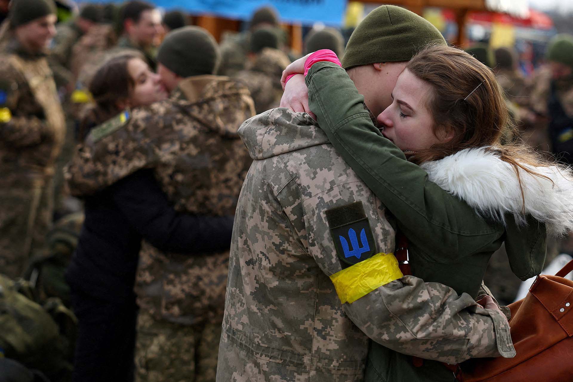 Una joven ucraniana abraza a su novio en la estación de tren de Kiev antes de su partida hacia la frontera.