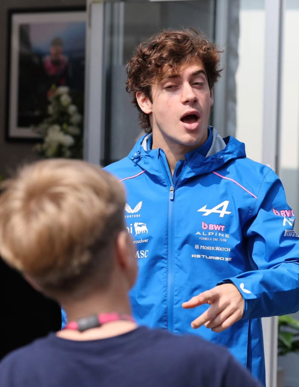 El gesto de Colapinto con un grupo de ni&ntilde;os que emocion&oacute; a un fot&oacute;grafo en el GP de Jap&oacute;n de F1: "De los momentos m&aacute;s hermosos"