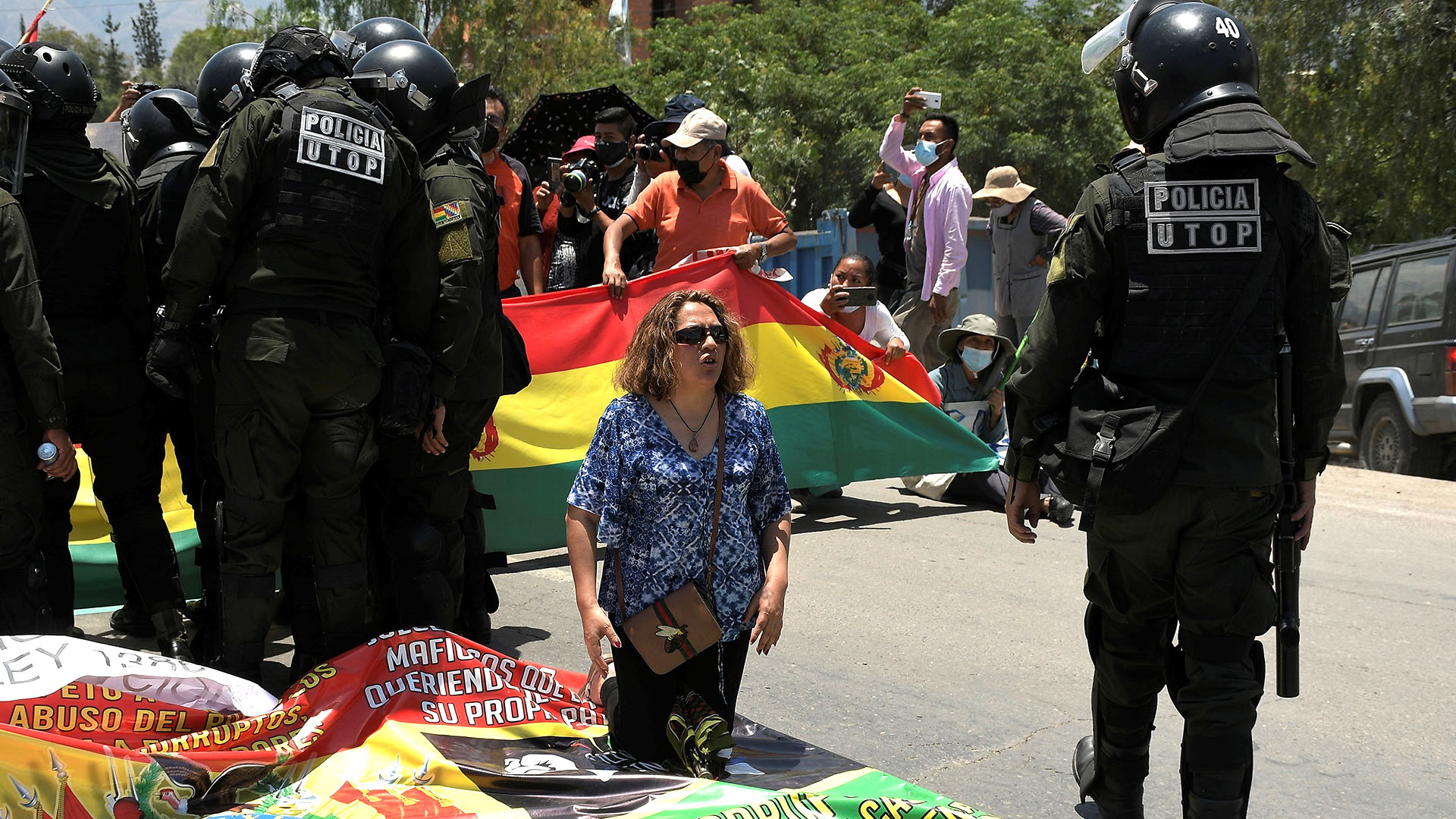 Gremialistas se enfrentan a policías durante una marcha en Cochabamba (EFE/Jorge Abrego)
