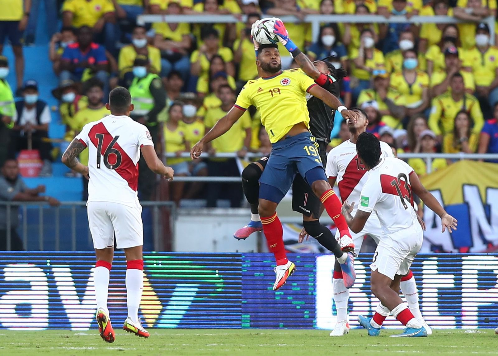 El colombiano Miguel Borja disputando un balón con Pedro Gallese. El delantero no estuvo acertado de cara al gol. | Foto: FPF
