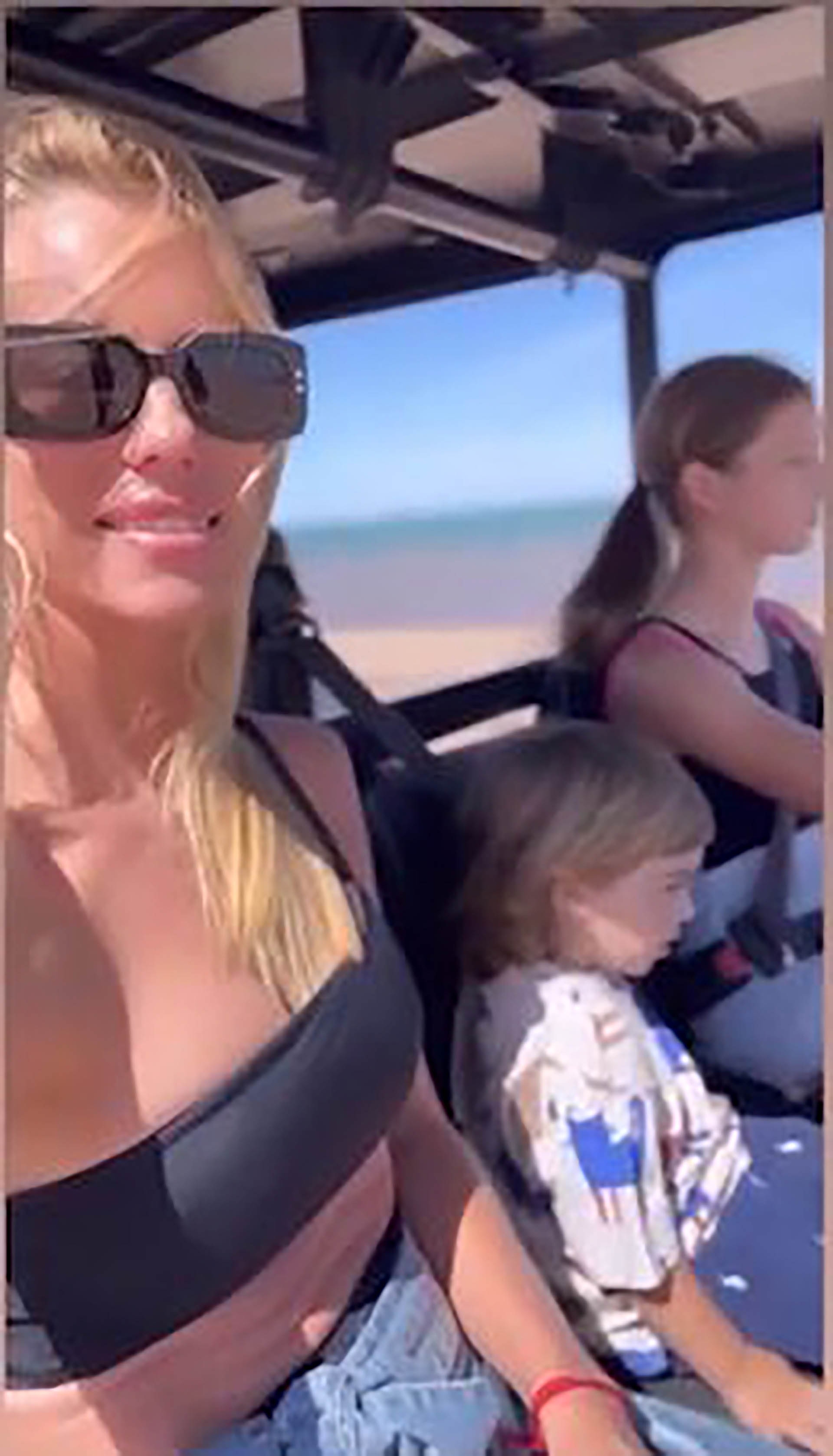 Nicole Neumann junto a su hija Allegra (al volante) y Salvador, sobrino de Manu Urcera