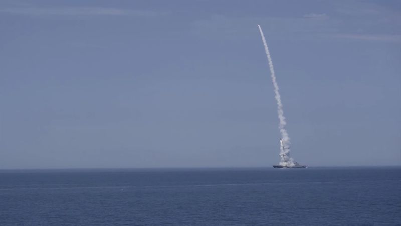 Un buque de guerra ruso disparando misiles de largo alcance de uno de sus barcos en el Mar Negro durante un ataque a la infraestructura militar, de comunicaciones y de energía de Ucrania. (Ministerio de Defensa de Rusia/vía REUTERS). 