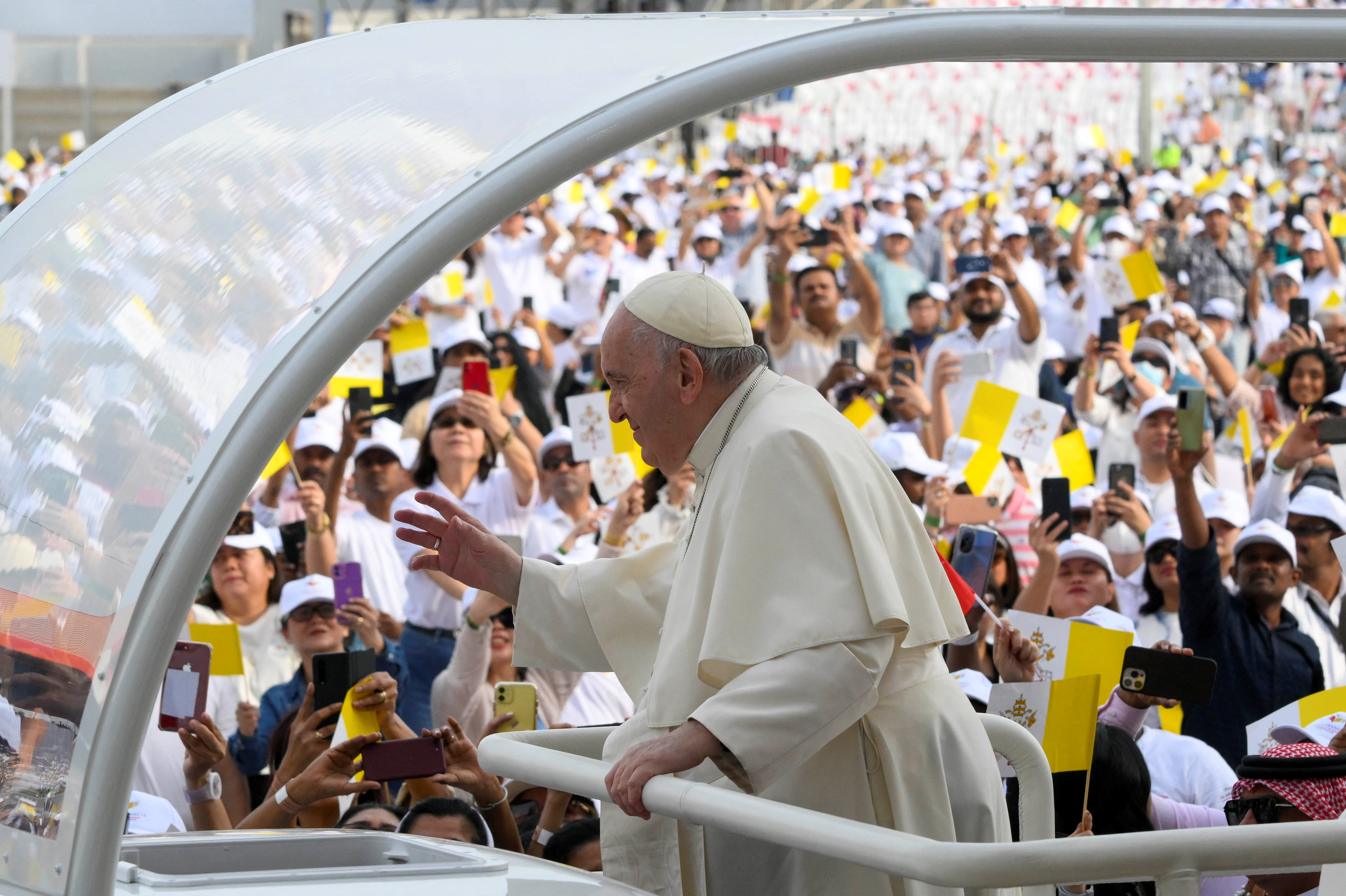 El papa Francisco llega para presidir una santa misa en el Estadio Nacional de Bahréin durante su viaje apostólico, en Riffa, Bahrein, 5 de noviembre de 2022.  Vatican Media/Handout via REUTERS