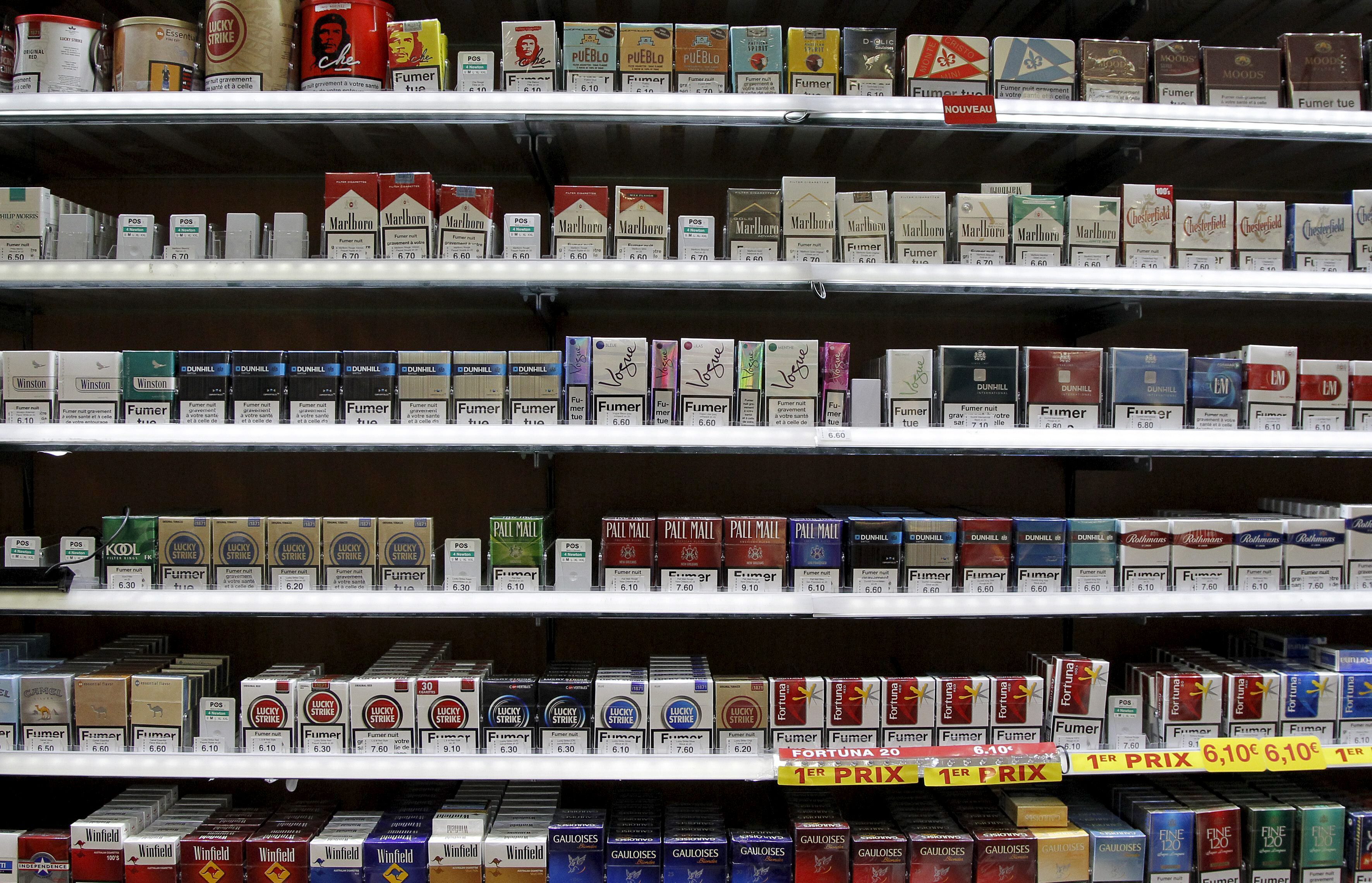 La nueva norma prohíbe la publicidad de cualquier tipo sobre los cigarros ( EFE/Guillaume Horcajuelo/Archivo)
