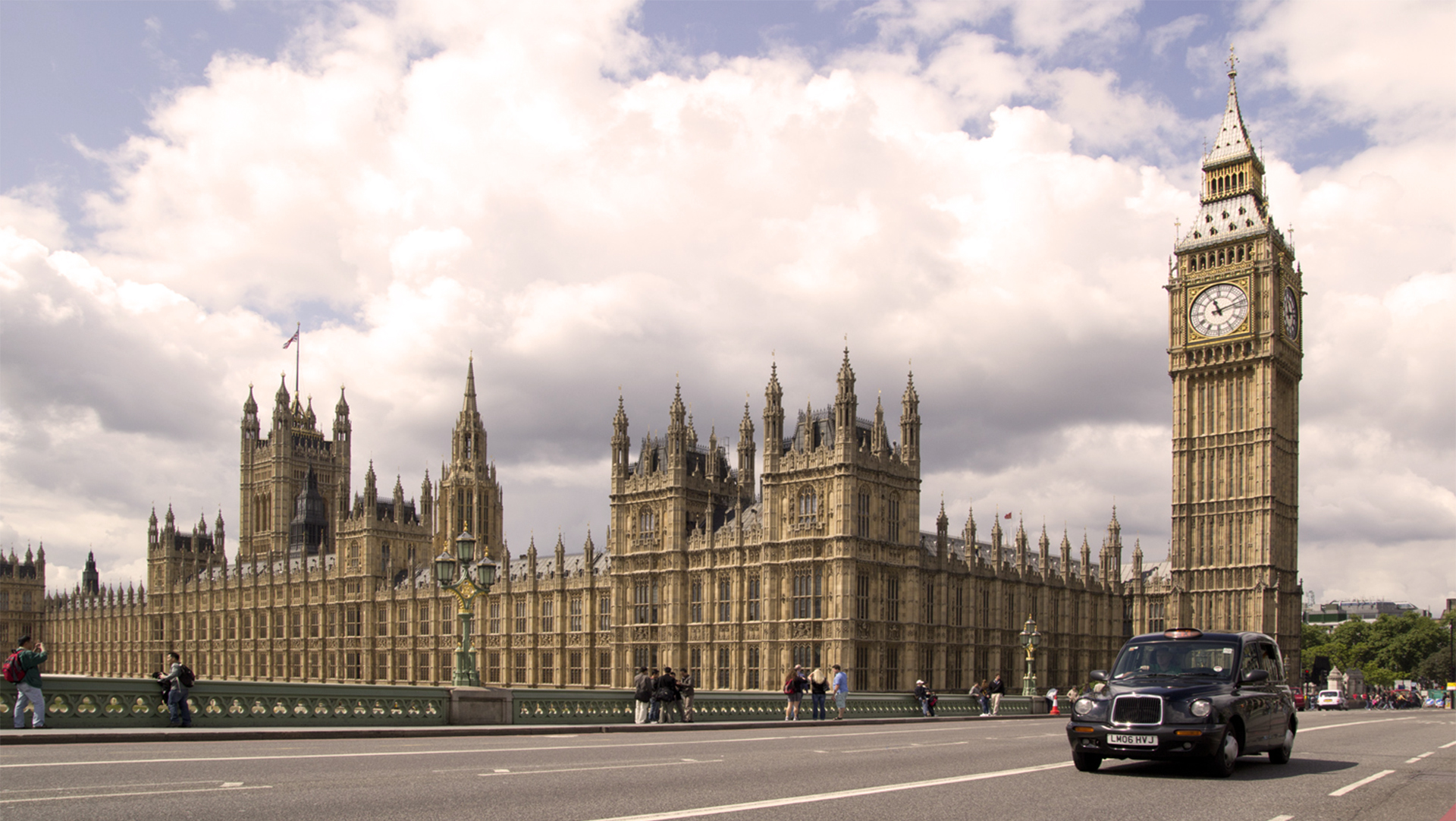 Dos emblemas de Londres juntos. El Palacio de Westminster y un black cab circulando por las calles