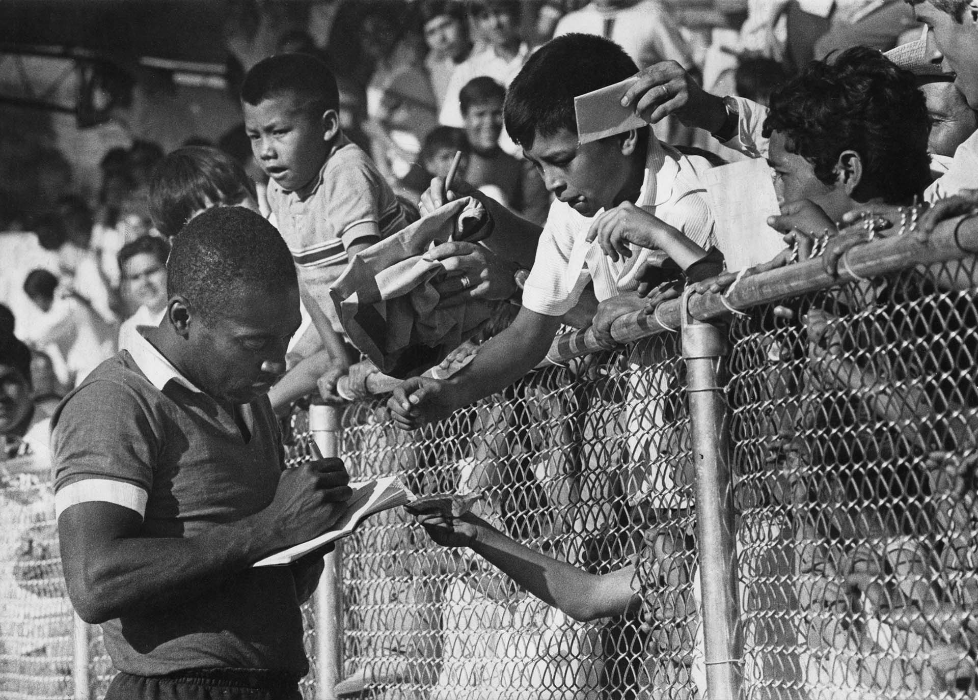 Su rendimiento dentro del campo de juego transformó a Pelé en una megaestrella en la década del 60