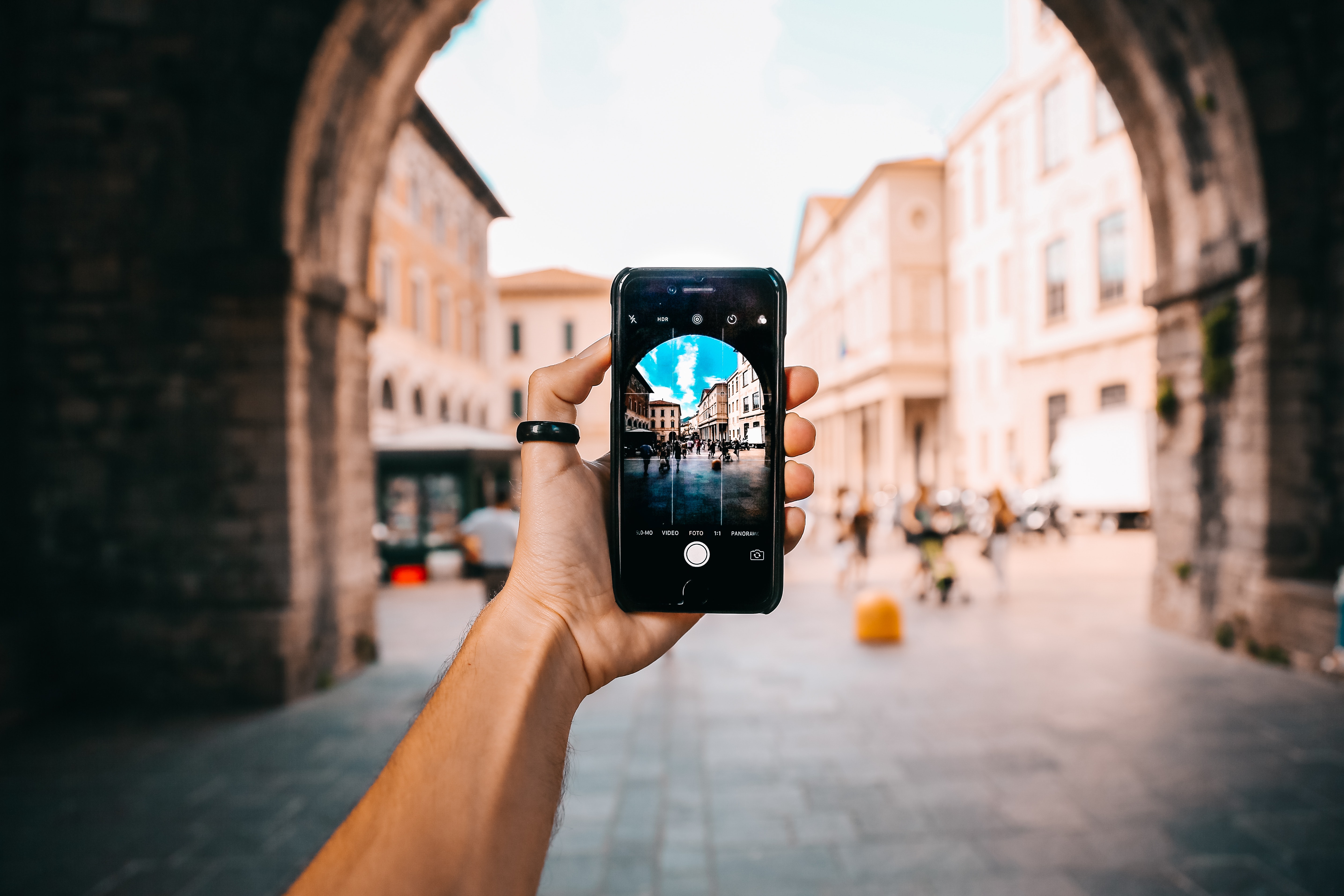 La cámara y el tipo de pantalla son dos de los aspectos a tener en cuenta a la hora de elegir el celular  (Foto de Oleg Magni en Pexels)