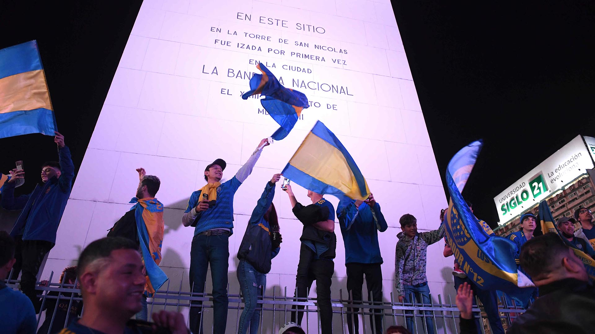 Los fanáticos se colgaron en las rejas del Obelisco para festejar una nueva estrella (Foto: Telam)