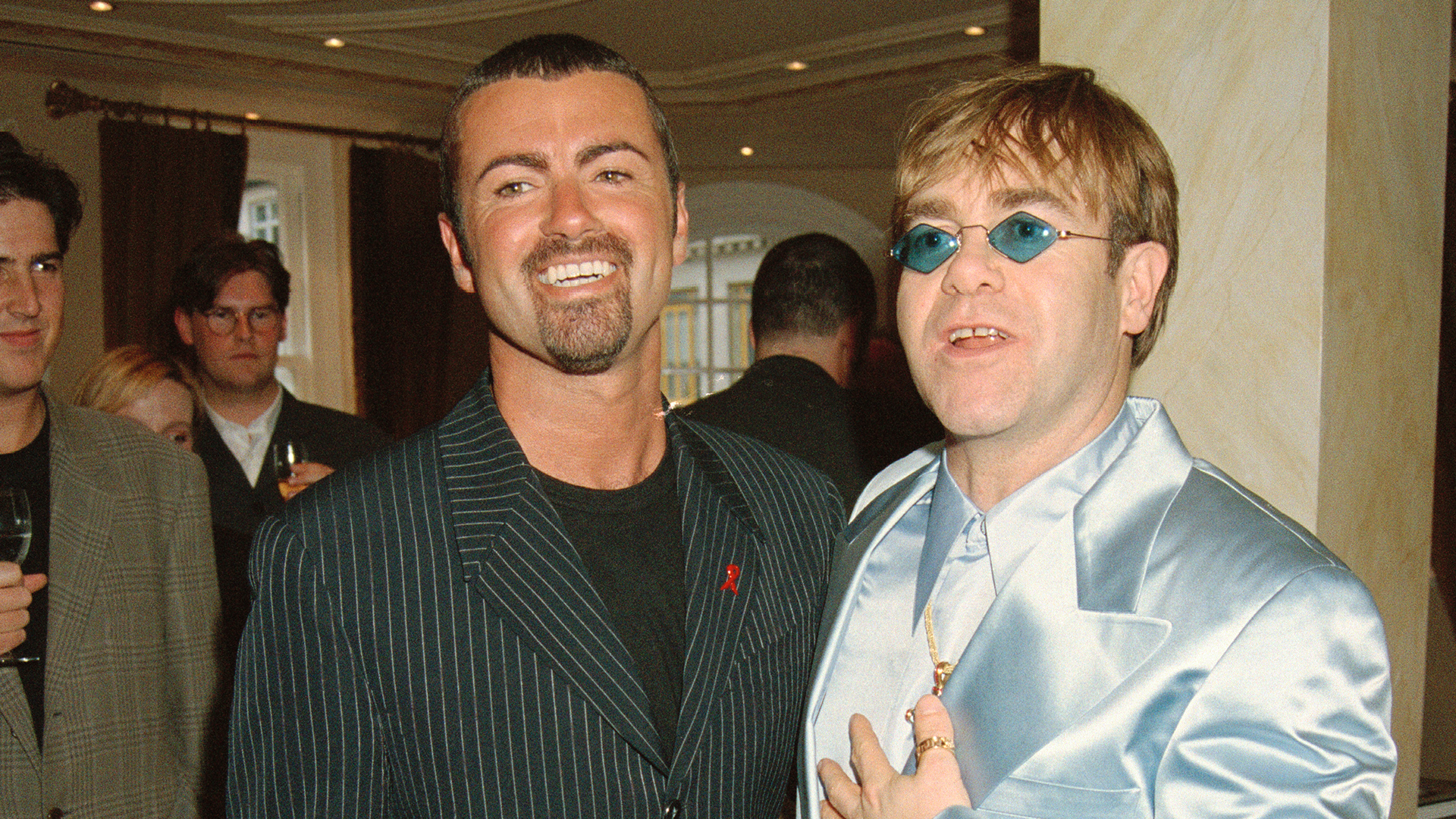 Con Elton John tuvo una relación de amor y odio. Cuando éste le dijo públicamente que se tratara por sus adicciones, George Michael lo insultó y le envió una durísima carta