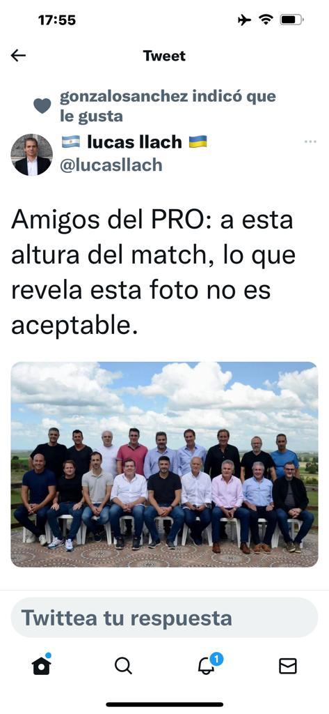 Lucas Llach, Ex vicepresidente del Banco de la Nación Argentina tuiteó: "Amigos del PRO: a esta altura del match, lo que revela esta foto no es aceptable".
