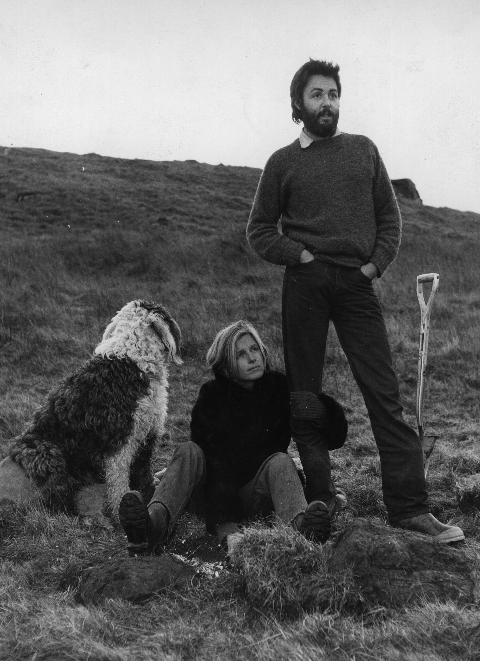 Paul y Linda McCartney (1941 - 1998) en su casa de campo escocesa en la que se recluyeron en busca de tranquilidad luego de la ruptura de los Beatles. Allí Paul grabó su primer disco solista (Photo by Evening Standard/Getty Images)