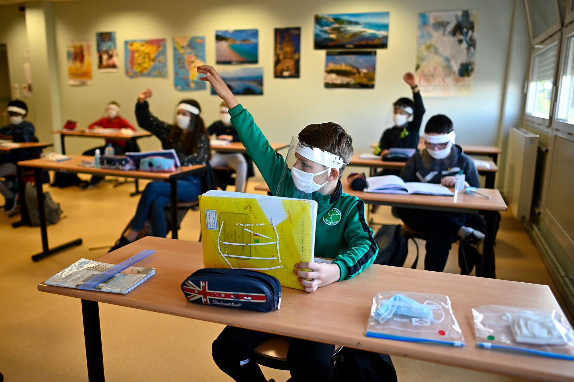 Niños en clase en la escuela Claude Debussy de Angers, al oeste de Francia.