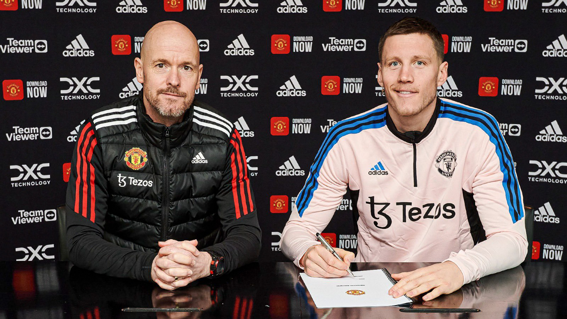 Wout Weghorst firma el contrato con Manchester United en compañía del entrenador del equipo, Erik Ten Hag (Manchester United)