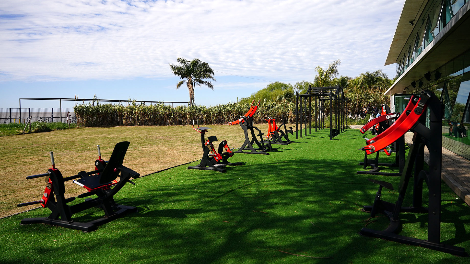 Los gimnasios deberán respetar la capacidad máxima permitida en función de los m2 del lugar: una persona cada 10 m2 en gimnasios con espacios al aire libre; una persona por cada 25 m2 en gimnasios con espacios cerrados con ventilación natural.
