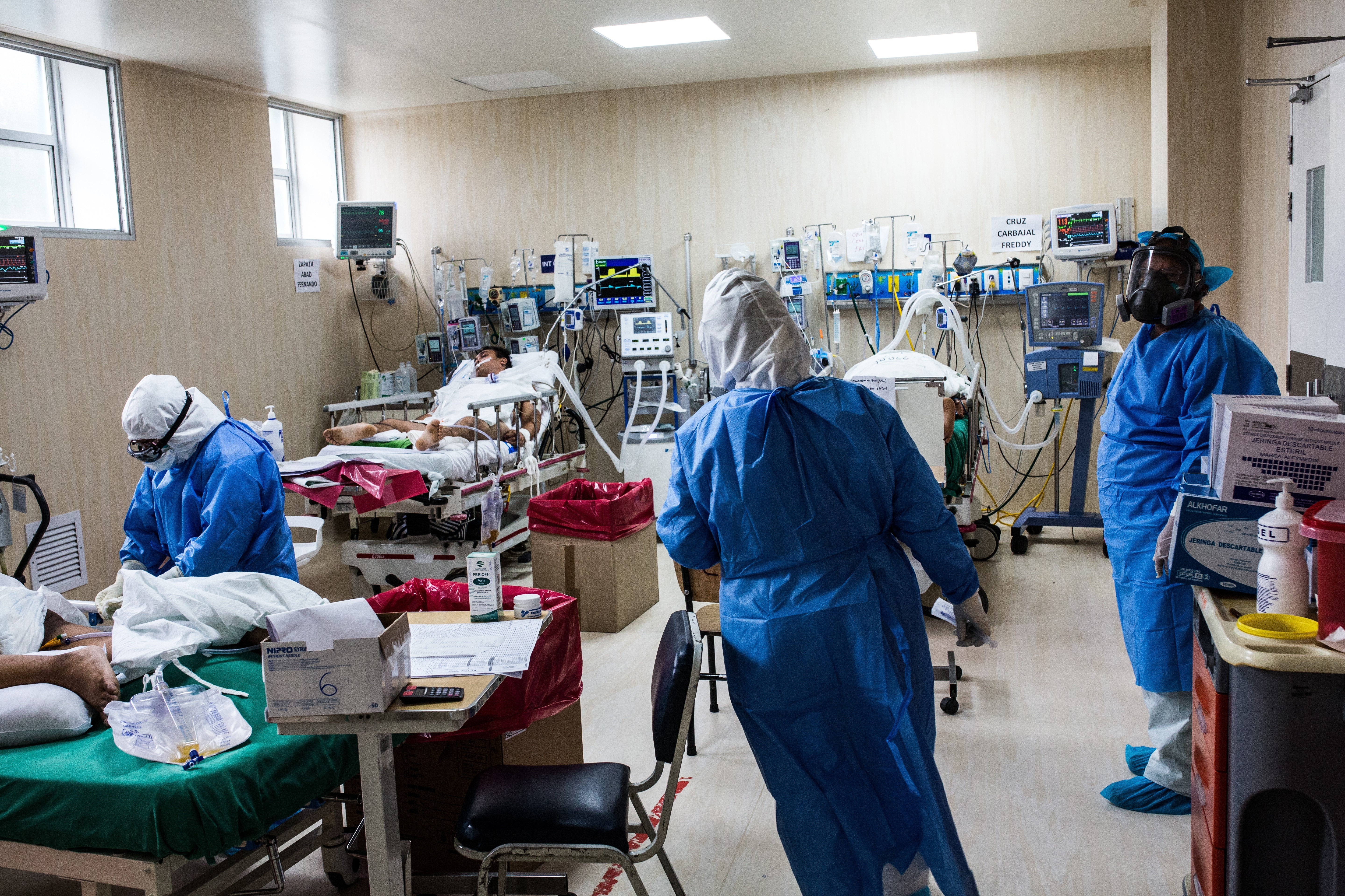 Pacientes contagiados por COVID-19 reciben atención en el Hospital Guillermo Almenara de Lima (EFE/Sergi Rugrand/Archivo)