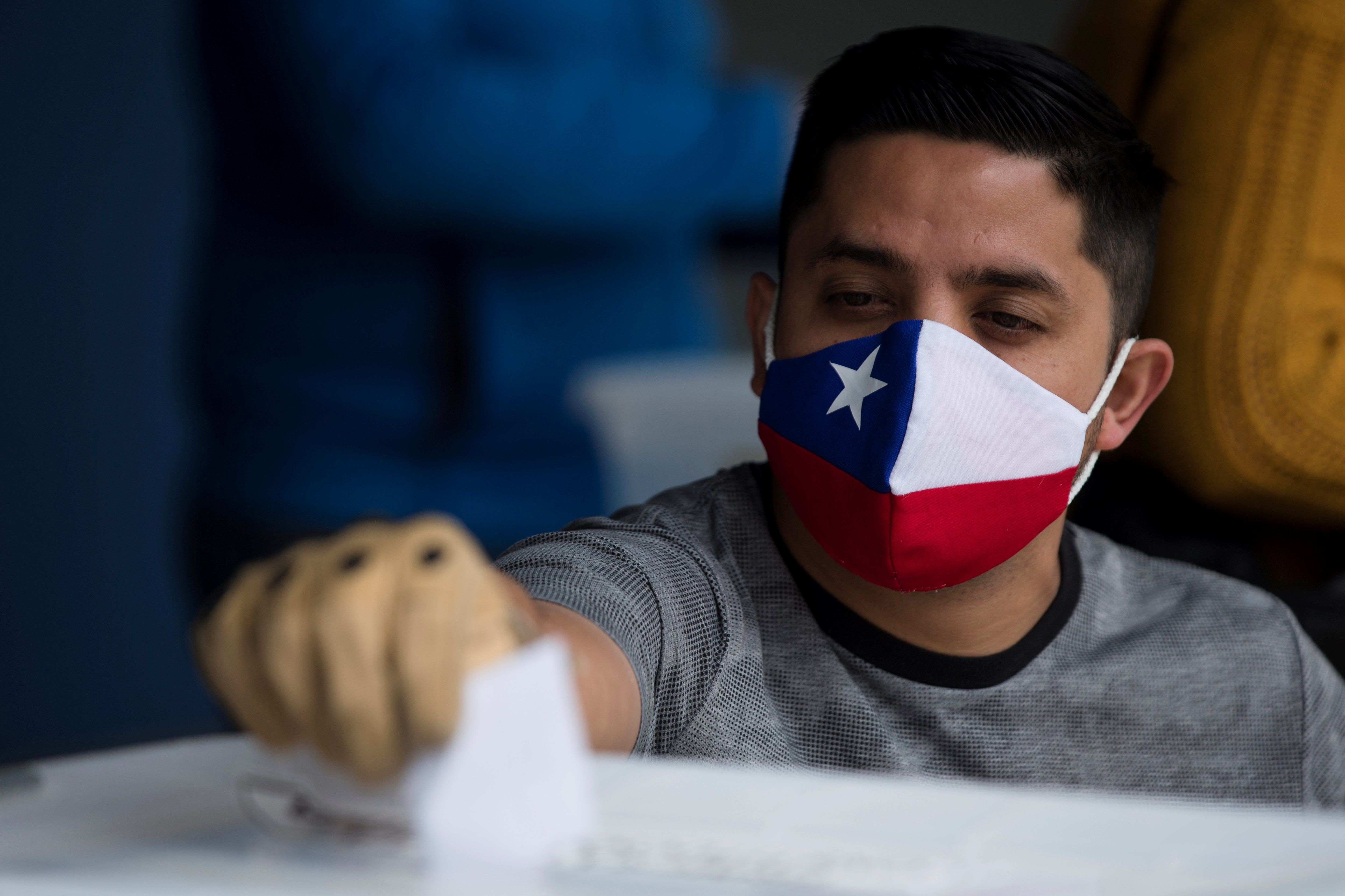 Un hombre ejerce su voto por el referéndum para cambiar la constitución chilena (EFE/ Alberto Vald&#233;s)
