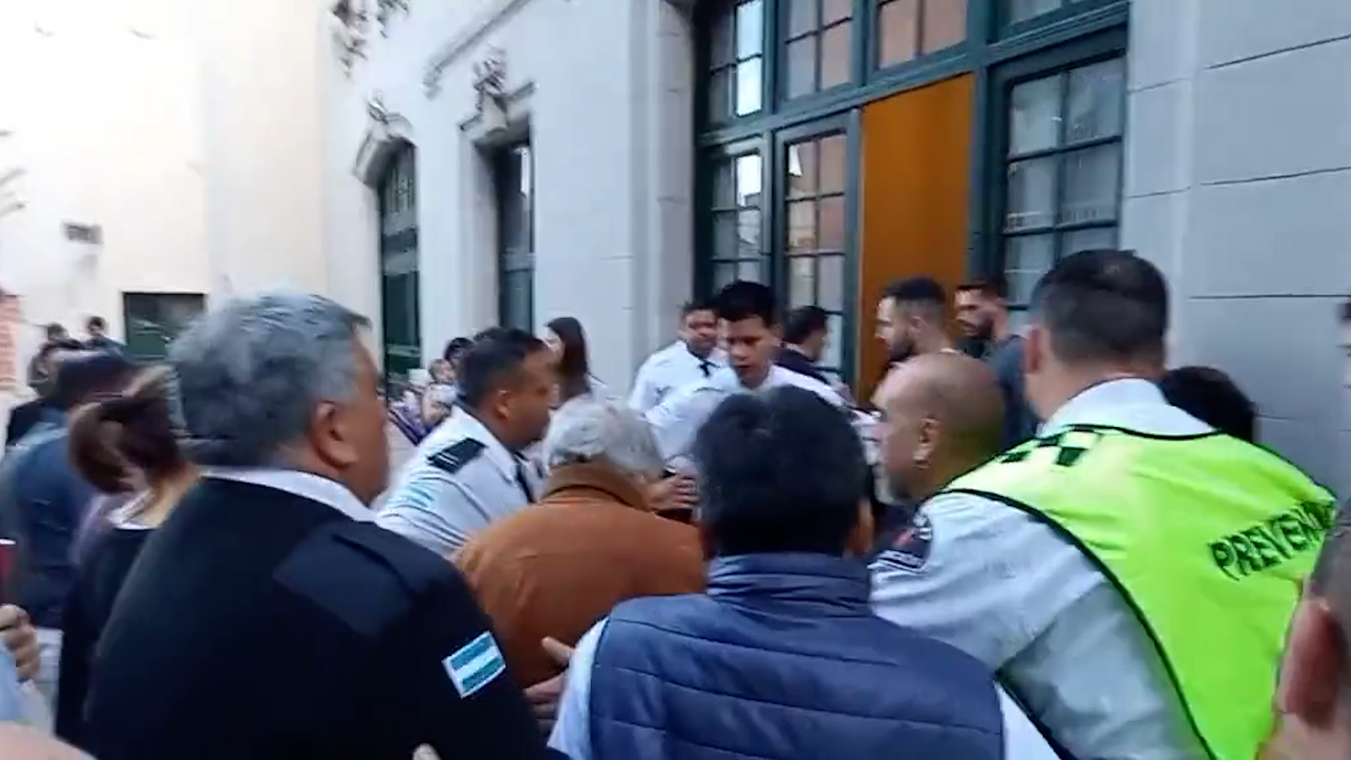 El momento en el que un grupo de personas, que reivindicaban consignas "libertarias" agredieron verbalmente a José "Pepe" Mujica