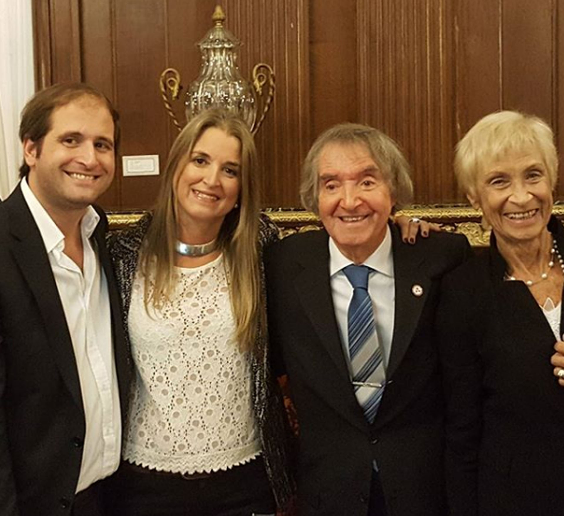 Carlitos Balá en familia: con su esposa, Marta Venturiello y sus dos hijos, Martín y Laura
