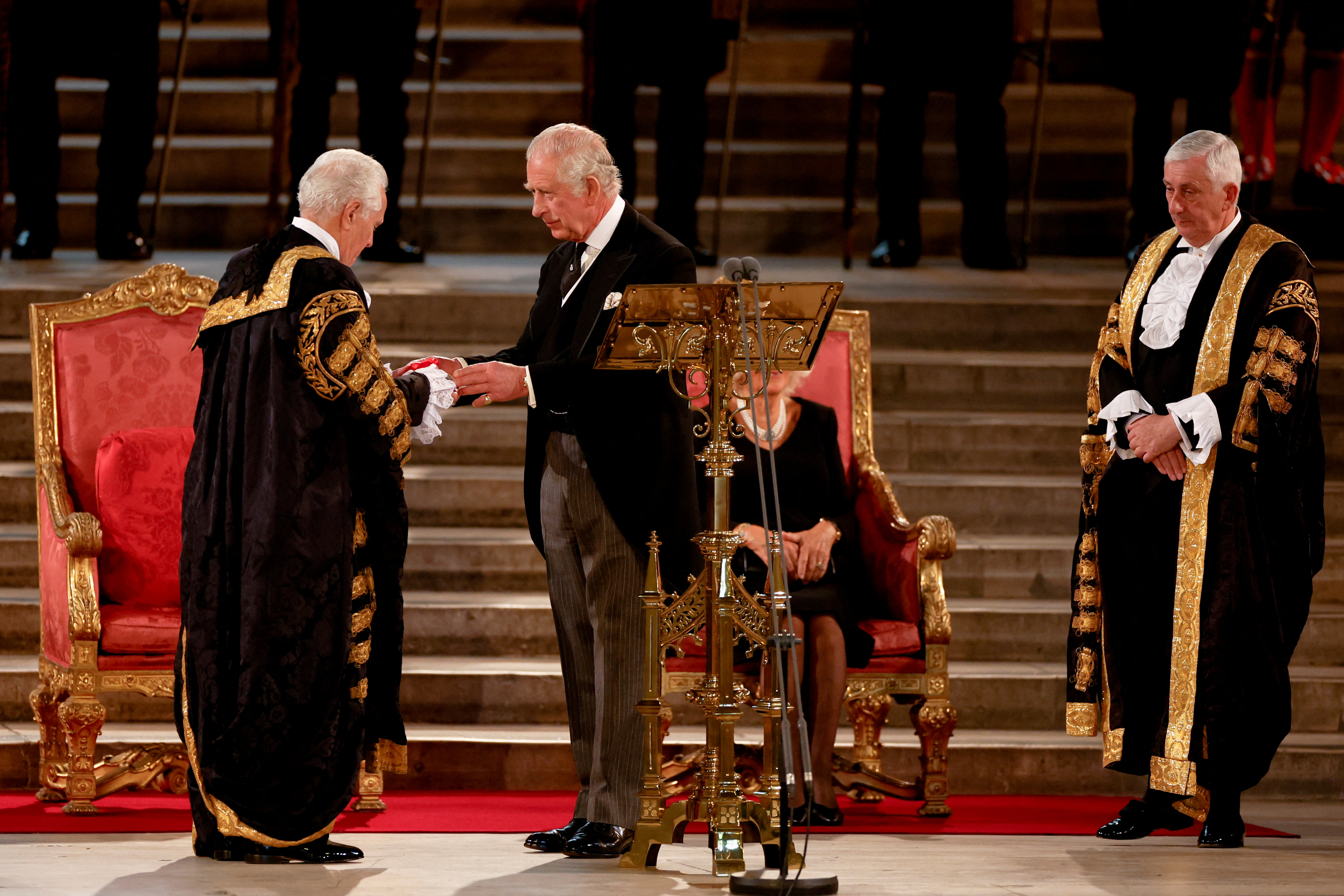 John McFall y Lindsay Hoyle pronunciaron los mensajes de las Cámaras para el rey (Reuters)