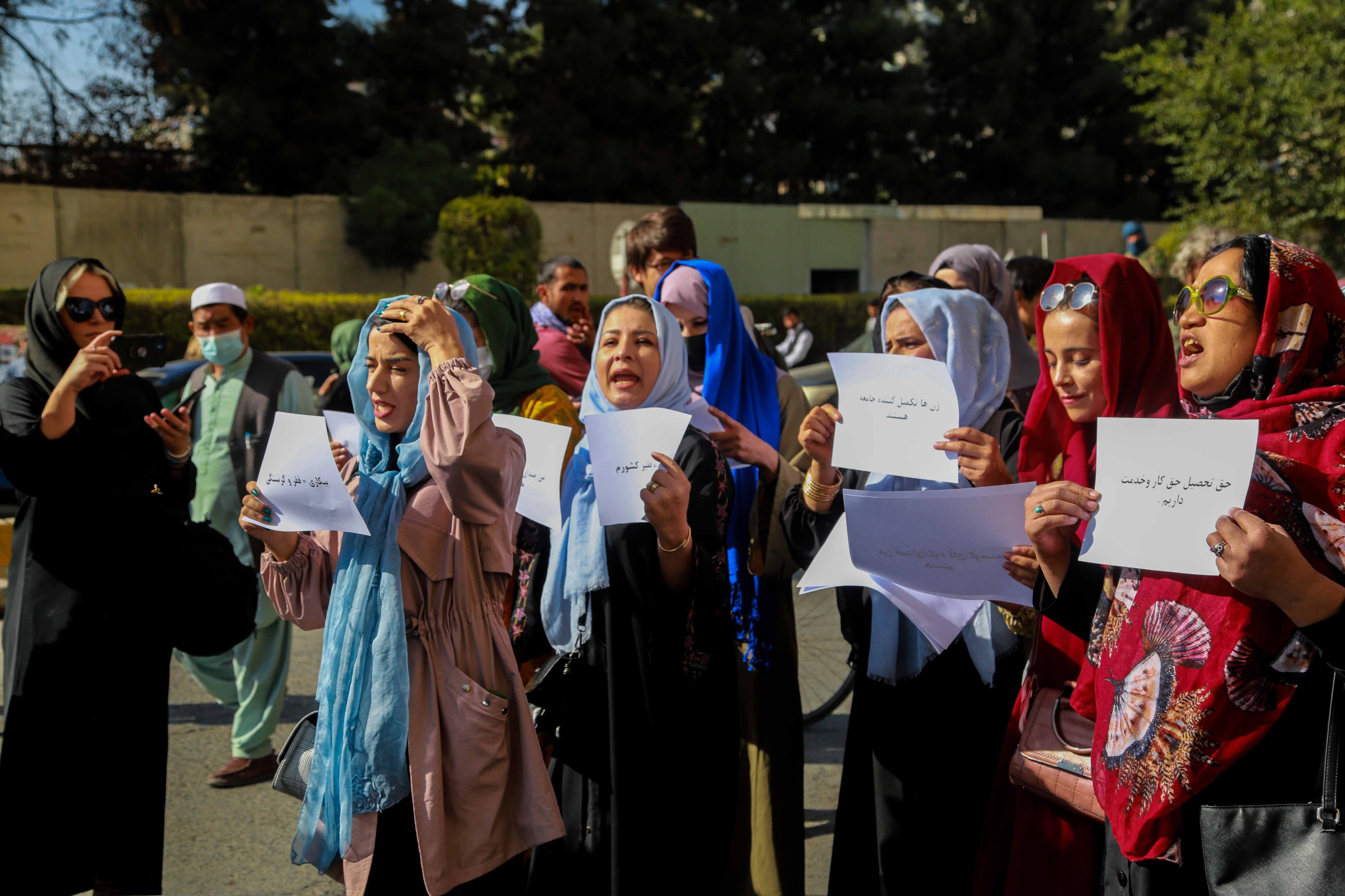 Muchas mujeres aun resisten en Afganistán y reclaman sus derechos en público. Los talibanes dispersan con disparos las protestas. EFE/EPA/STRINGER 