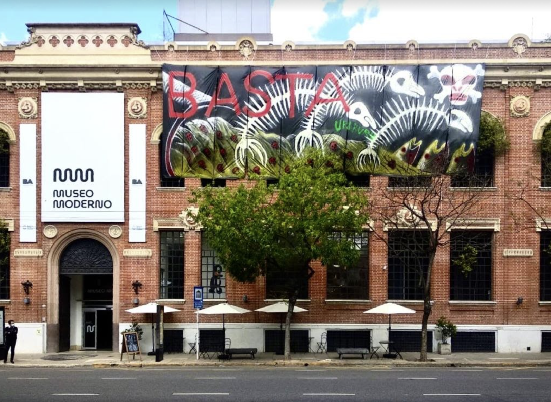 “Basta de contaminar”, una obra de Nicolás García Uriburu en la fachada del Museo Moderno