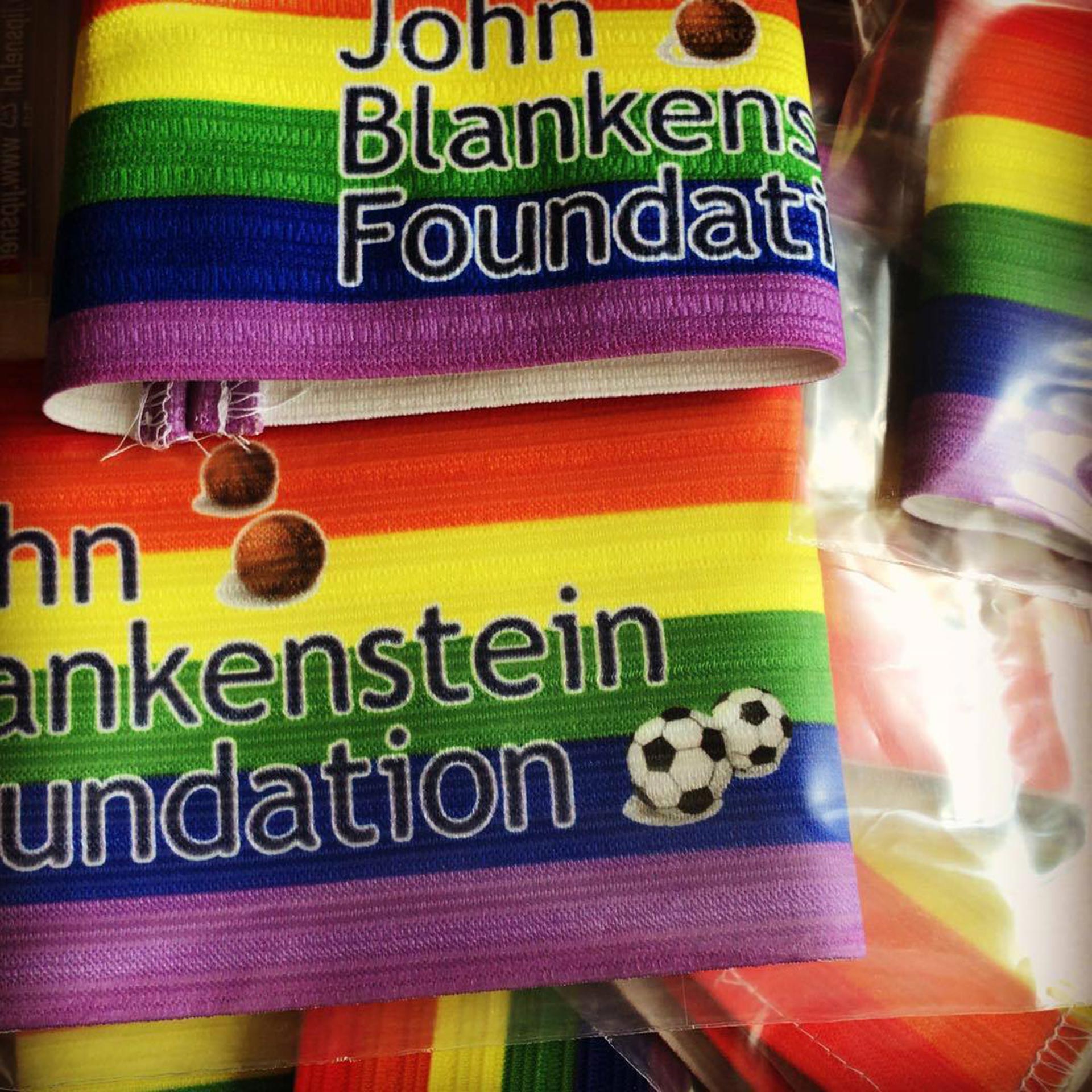 La Fundación promueve el uso de la bandera multicolor en las cintas de capitanes y en otros espacios en los clubes (Facebook John Blankenstein Foundation)