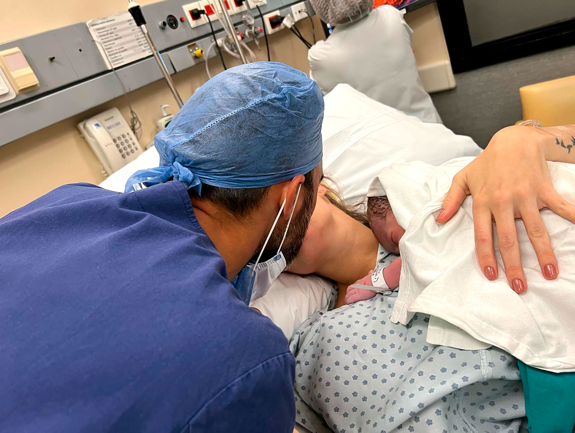 Fabián Cubero besando a Mica Viciconte tras el parto de Luca (Instagram)