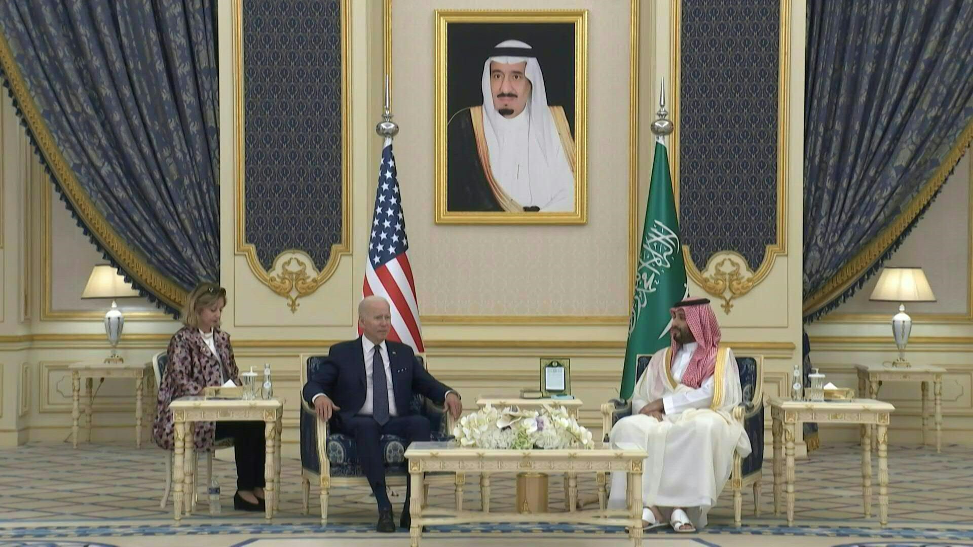 El presidente estadounidense Joe Biden llegó el viernes a Arabia Saudita, donde se vio con el rey Salmán bin Abdulaziz y el poderoso príncipe heredero, Mohamed bin Salmán, considerado por Washington como el instigador del asesinato del periodista Jamal Khashoggi.