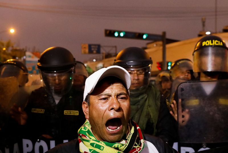 Los civiles acusan a las fuerzas del orden de dispararles a mansalva y sin contemplaciones. (Reuters/Alessandro Cinque)