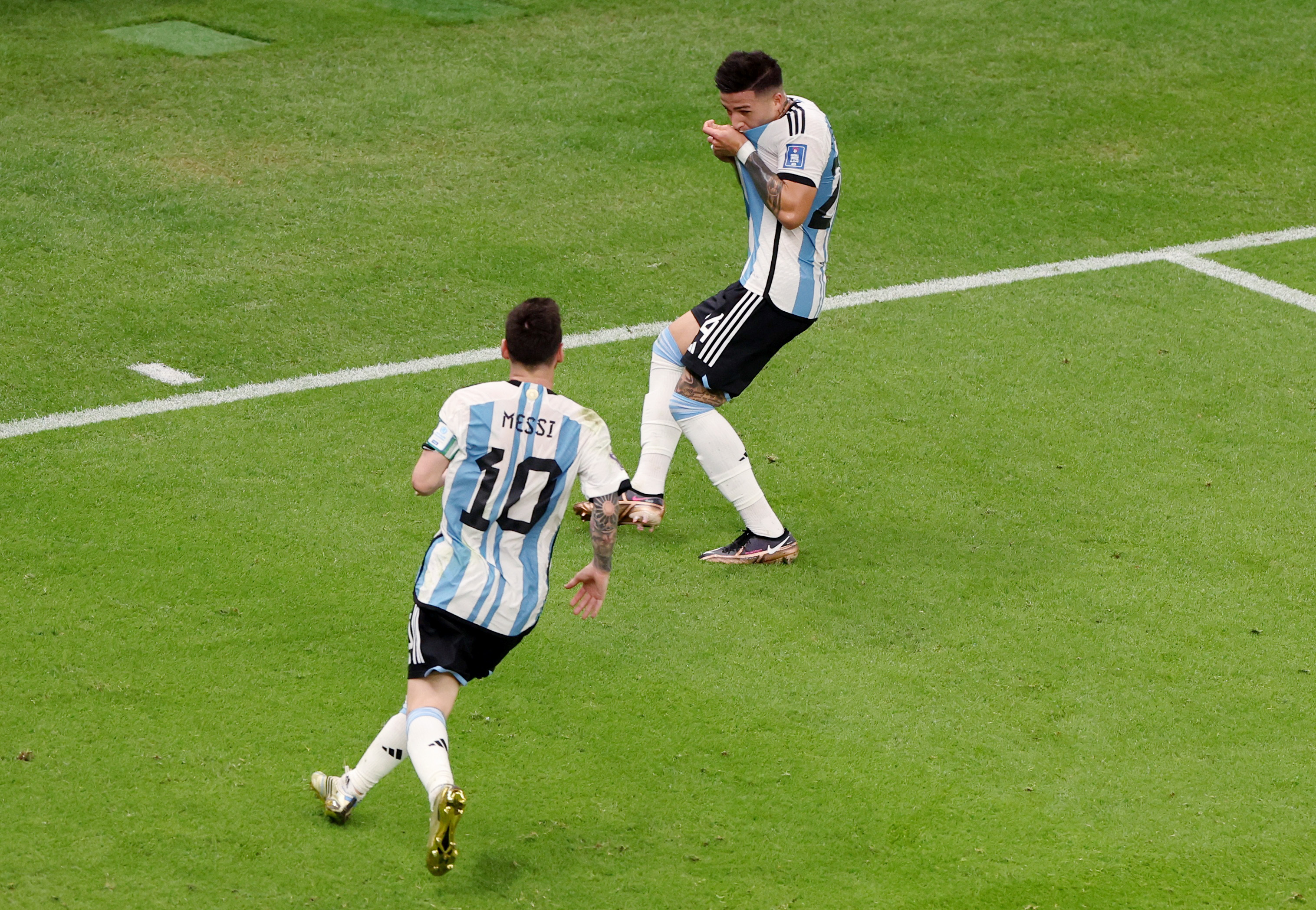 Lionel Messi corre a festejar con Enzo Fernández el 2 a 0 de Argentina sobre México (REUTERS/Molly Darlington)