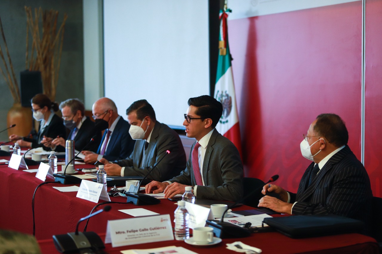 Roberto Velasco,  jefe para América del Norte de la SRE, toma la palabra durante la reunión de ambas delegaciones (Foto: SRE)