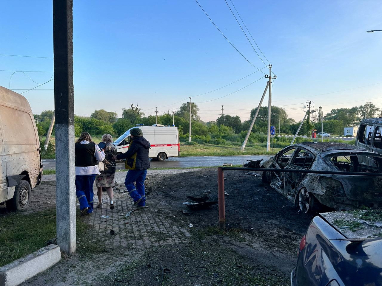 Vehículos destruidos en las calles de Shebekino, en la región rusa de Belgorod (REUTERS)