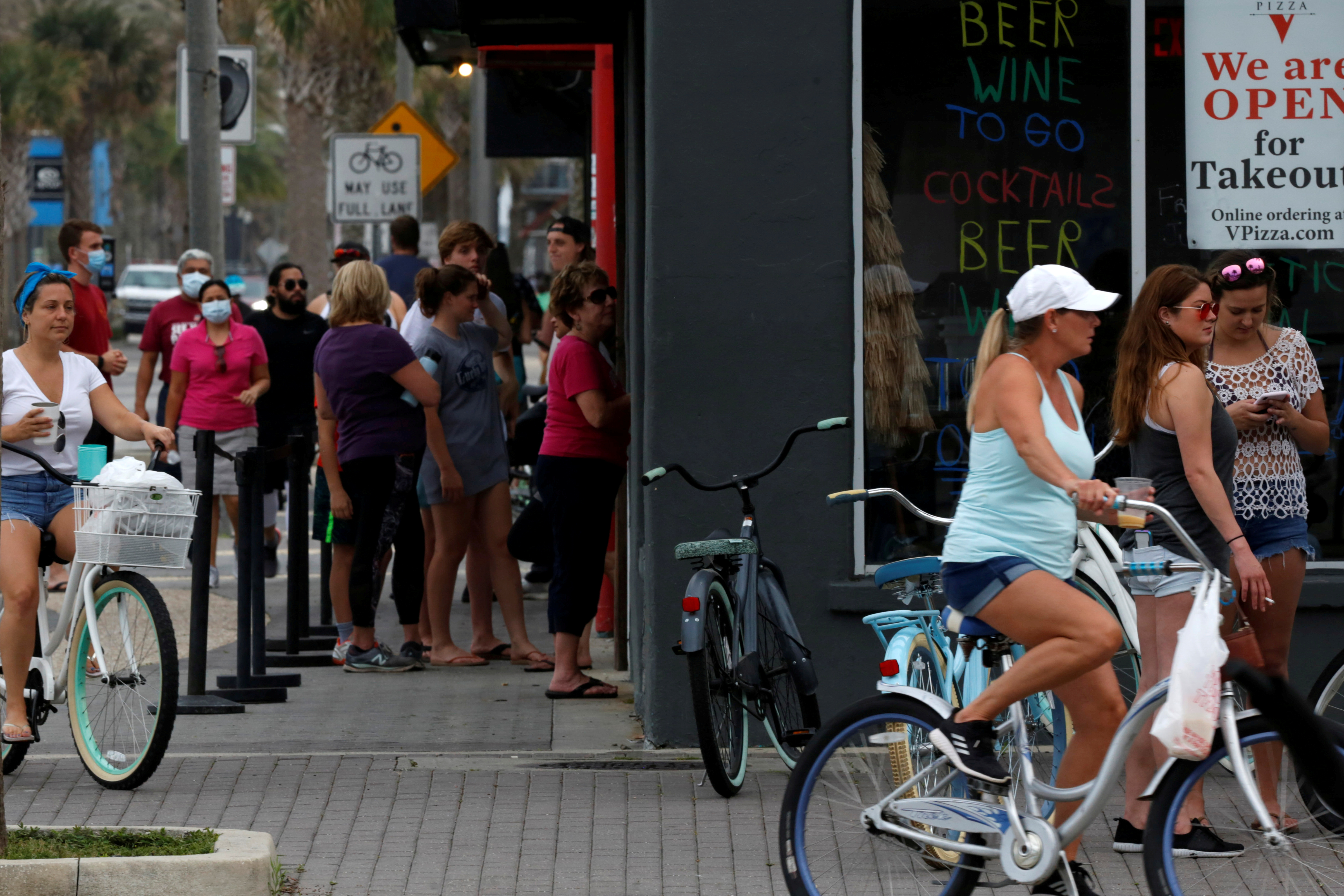 Personas en las afueras del restaurante Duval County en Florida REUTERS/Sam Thomas/File Photo