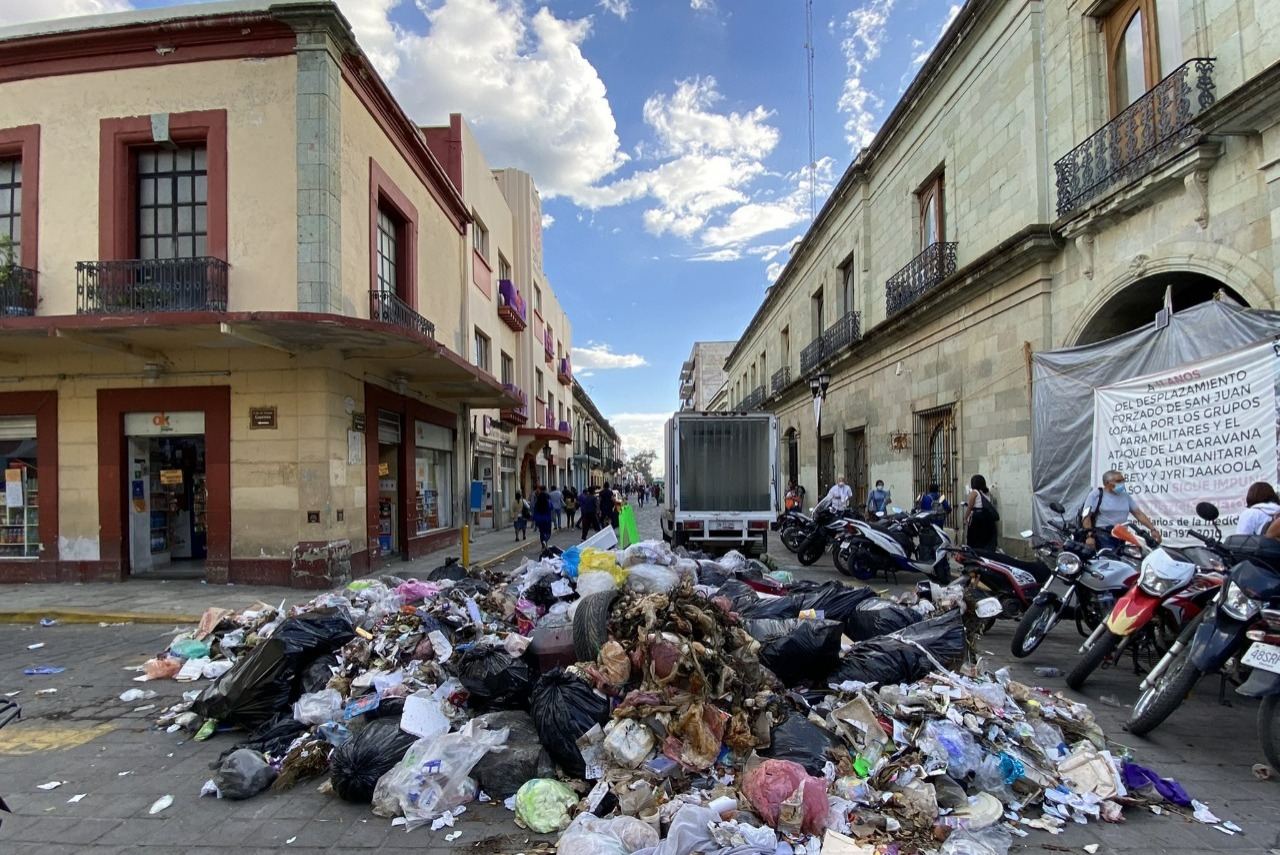 En forma de protesta arrojaron basura en un evento de Sheinbaum en