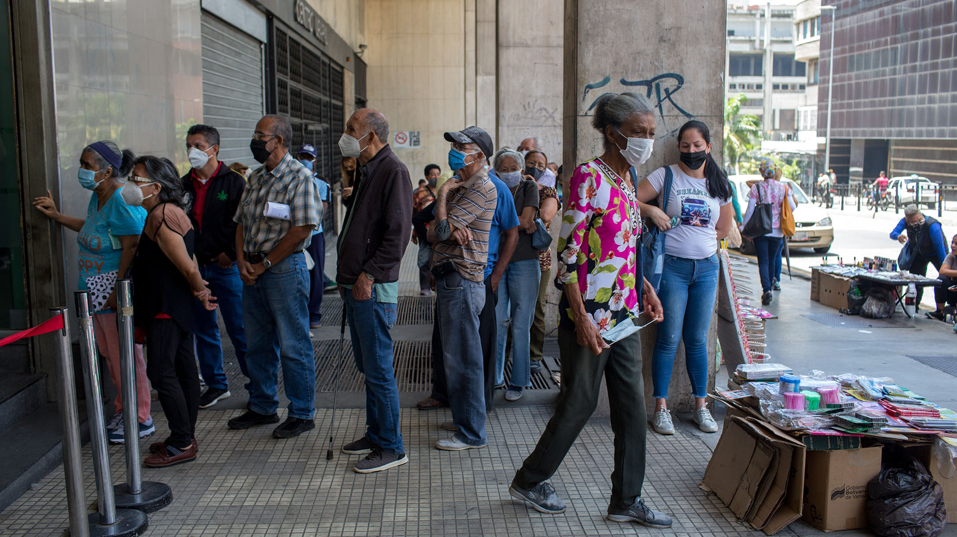 Varias personas que acuden a hacer retiros de dinero en efectivo a cajeros automáticos en Caracas. La escasez de efectivo en Venezuela, provocada por la alta inflación, ha hecho que los bancos del país cierren oficinas y reduzcan la cantidad de cajeros automáticos, por lo que los ciudadanos deben hacer a diario largas filas o hacer recorridos más largos para poder encontrar bolívares (Foto: EFE)