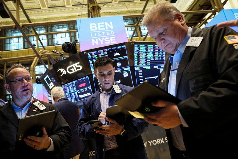 Operadores trabajan en la Bolsa de Nueva York (NYSE) en la ciudad de Nueva York, Estados Unidos. 15 de noviembre, 2022. REUTERS/Brendan McDermid