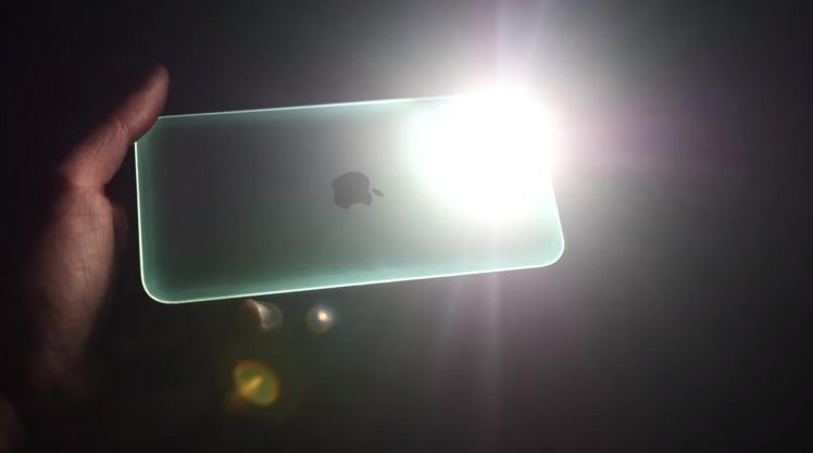 Linterna prendida de un iPhone cuando se recibe una notificación. (foto: iTopnews)