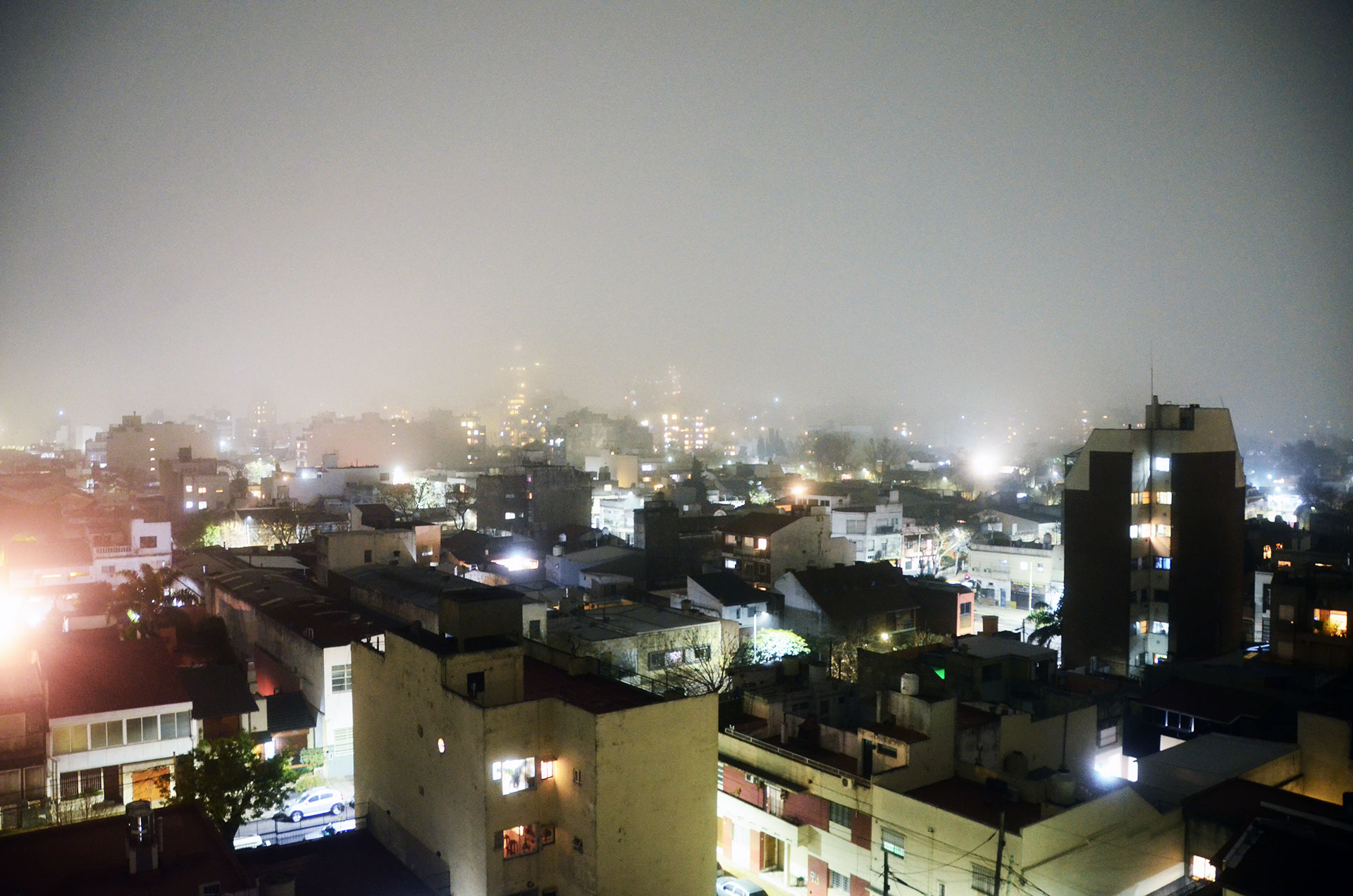 La neblina y la niebla son nubes a ras de piso con finísmas gotas de agua en suspensión