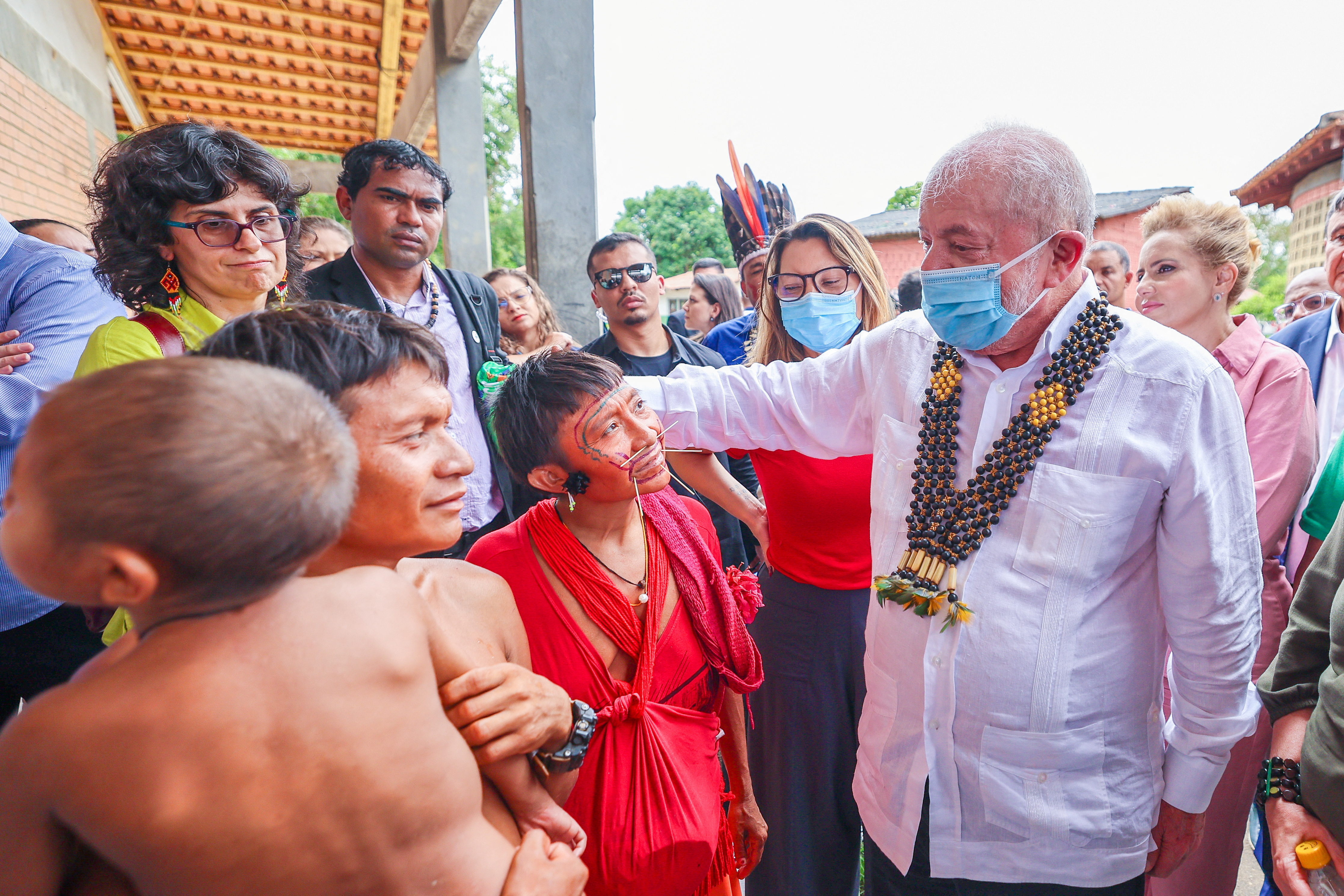 El presidente de Brasil, Luiz Inácio Lula da Silva, observa mientras visita la Casa de Salud Indígena Yanomami (CASA Yanomami) en Boa Vista, estado de Roraima, Brasil, 21 de enero de 2023 (Reuters)