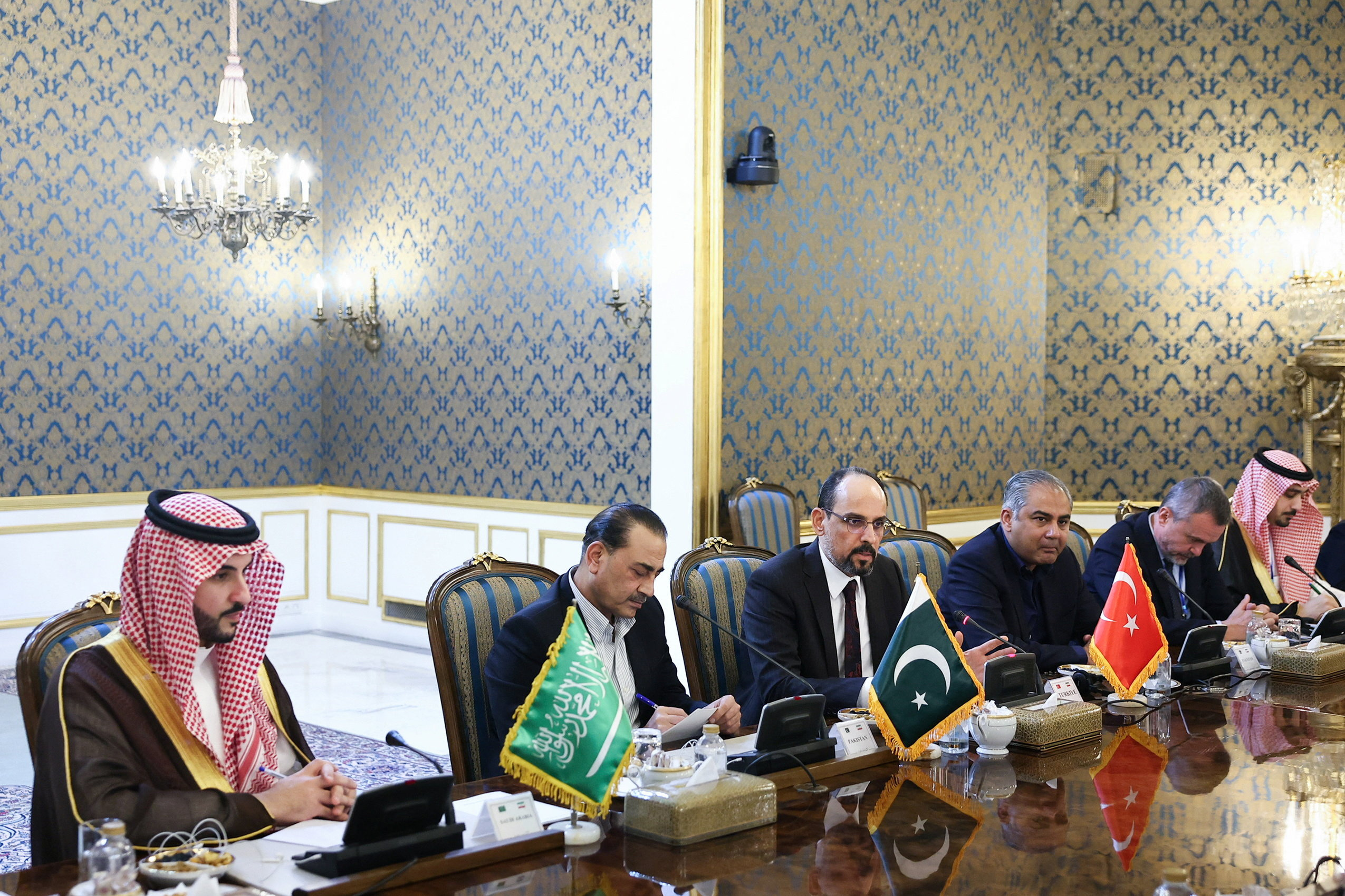 Los representantes de Arabia Saudita, Turquía y Pakistán acuerdan prolongar  el diálogo con Irán - Infobae