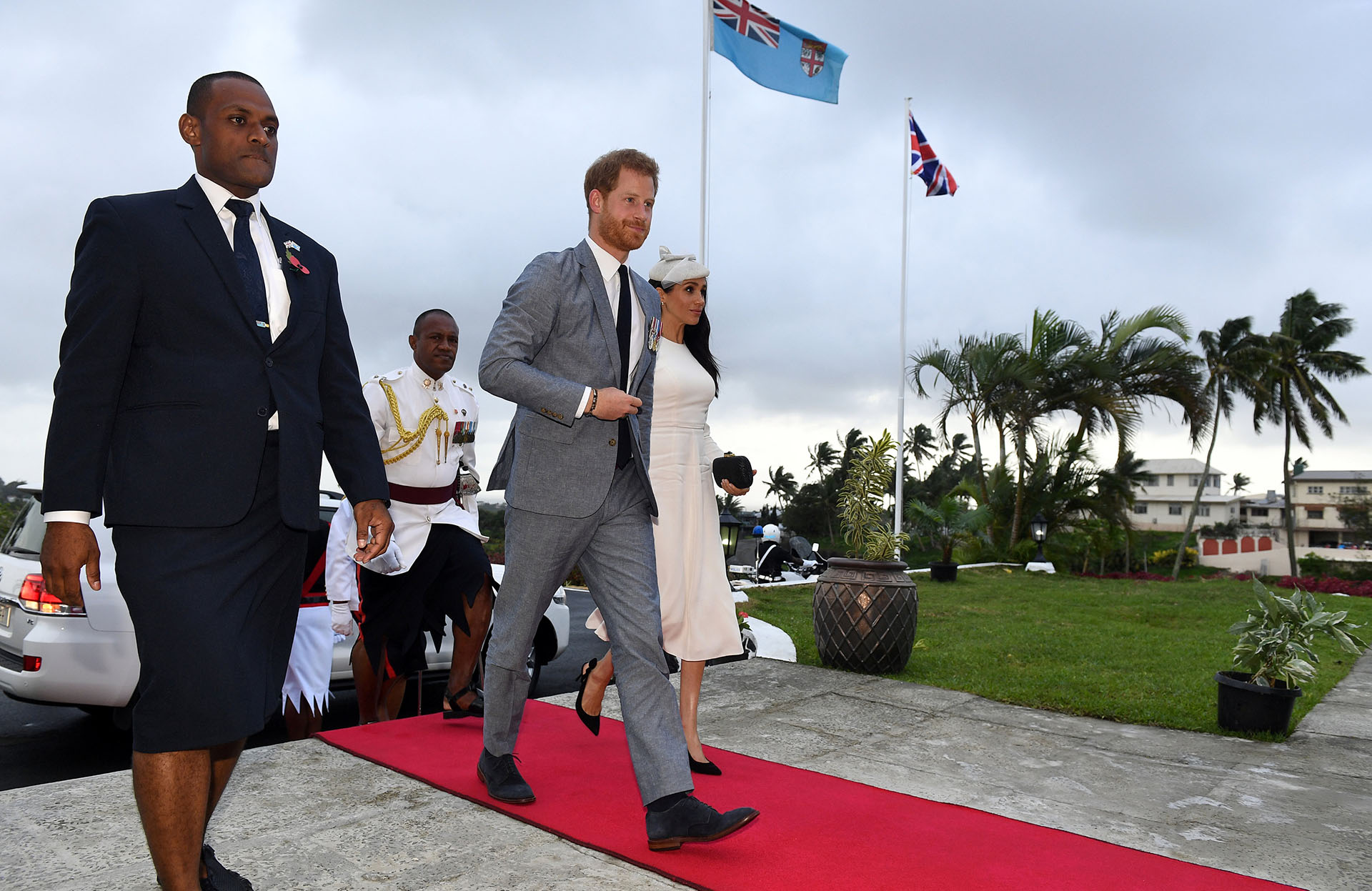 El Presidente de Fiji, Jioji Konrote, recibe en Suva, Fiji, al Príncipe Harry y a Meghan Markle el 23 de octubre de 2018 (Foto de archivo, Andrew Parsons/Pool vía REUTERS)