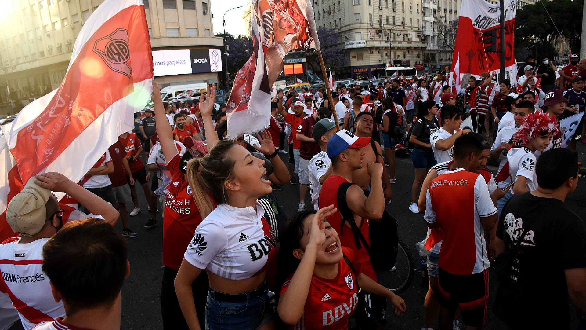 Millones de hinchas del conjunto millonario salieron a la calle en todo el país para celebrar un nuevo aniversario de la final de la Copa Libertadores ante Boca