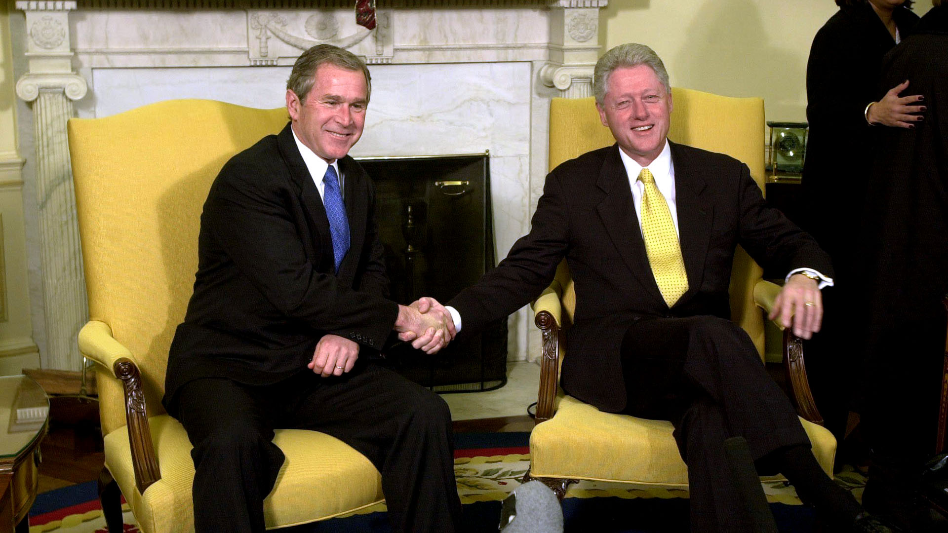 El presidente Bill Clinton le da la mano al Presidente electo George W. Bush (Photo by Ron Sachs/Shutterstock (330352d))