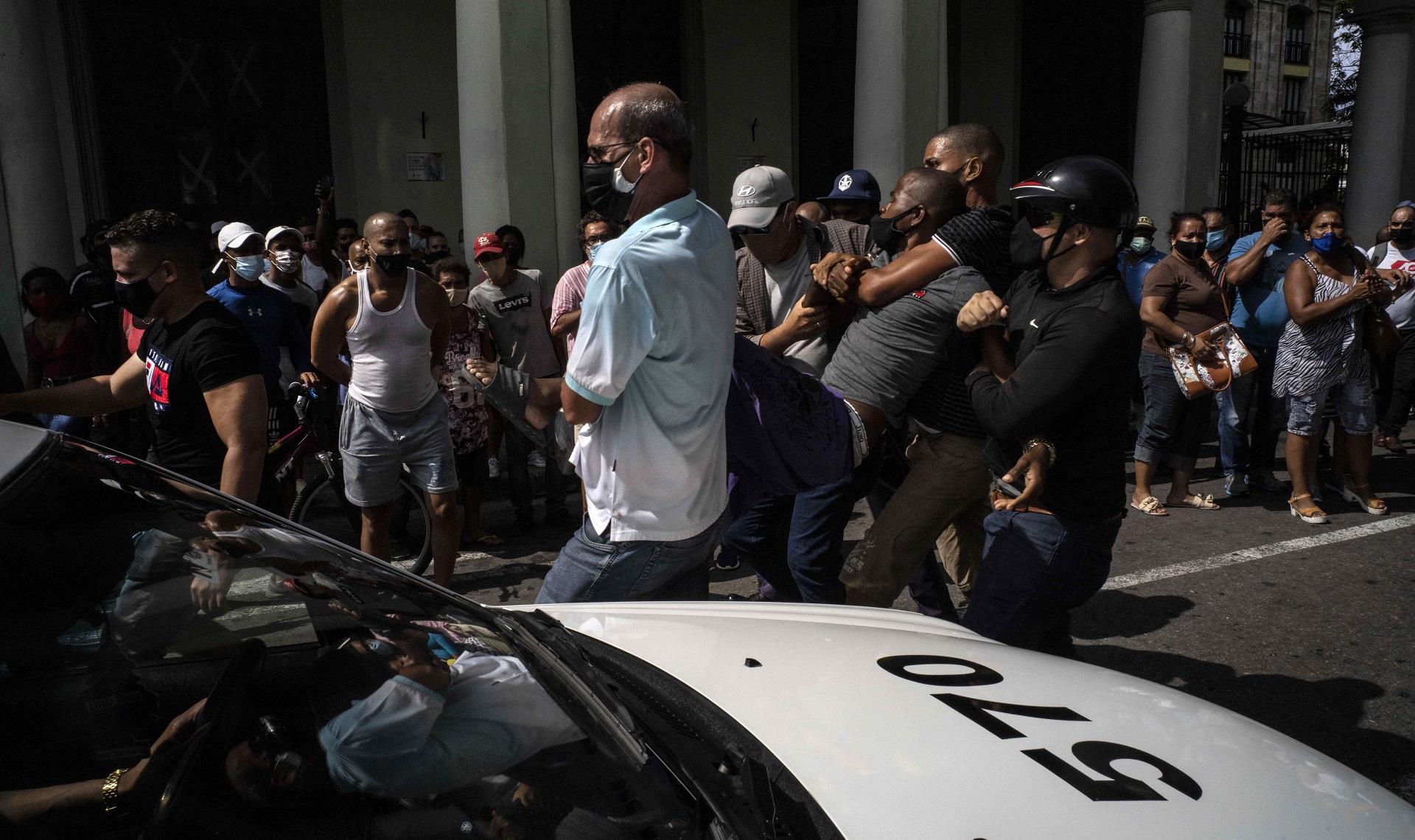 La policía detiene a un manifestante antigubernamental durante una protesta en La Habana, Cuba, el domingo 11 de julio de 2021. Cientos de manifestantes salieron a las calles en varias ciudades de Cuba para protestar contra la actual escasez de alimentos y los precios elevados de los productos en medio de la crisis por la pandemia del nuevo coronavirus. (AP Foto/Ramón Espinosa)