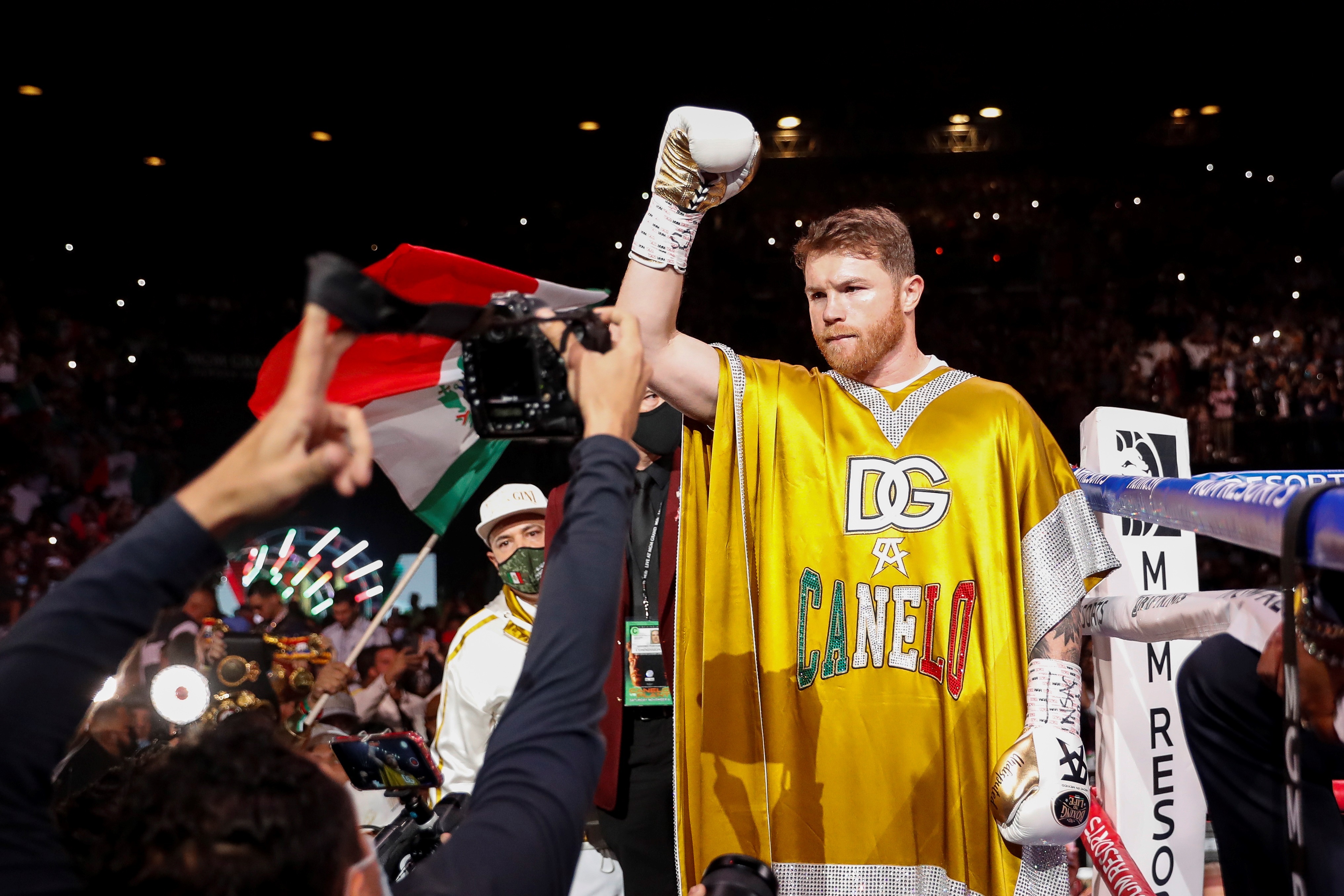 En noviembre de 2021, Canelo Álvarez se convirtió en el primer boxeador campeón indiscutido del peso supermedio (Foto: EFE/EPA/Caroline Brehman)