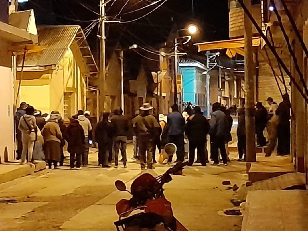 Cientos de personas rodean la comisaría de Ilave en busca de tomar las instalaciones (Fotos: Ilave Noticias)